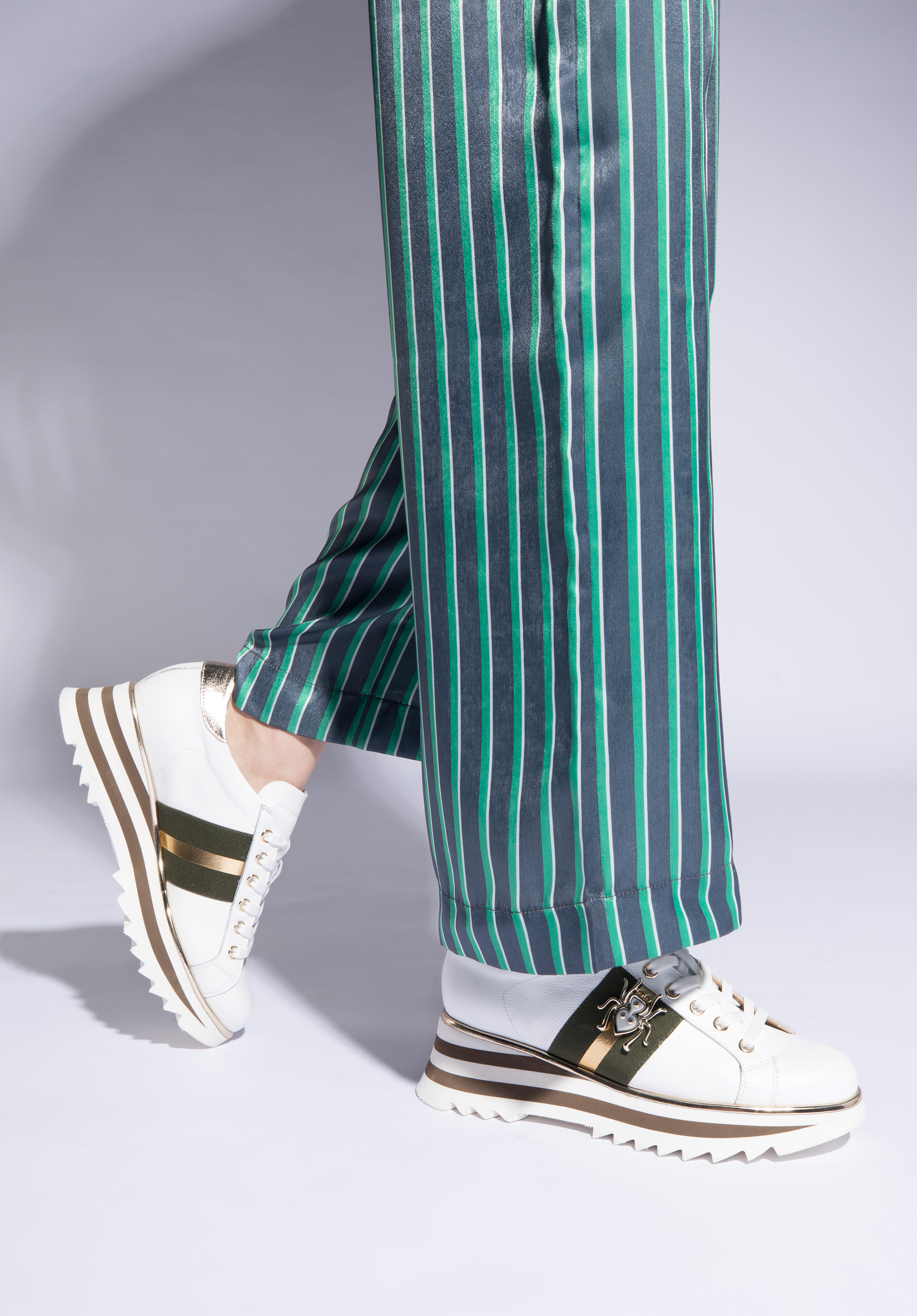 Adidași din piele pentru femei cu o insectă alb - verde | WITTCHEN