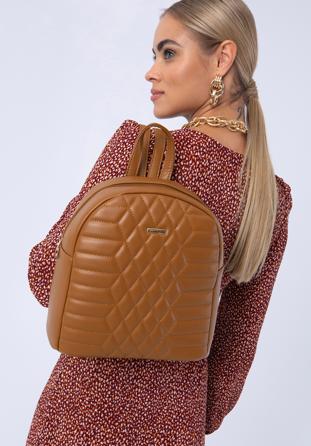 Női hátizsák steppelt ökobőrből geometrikus mintával, barna, 97-4Y-627-5, Fénykép 1