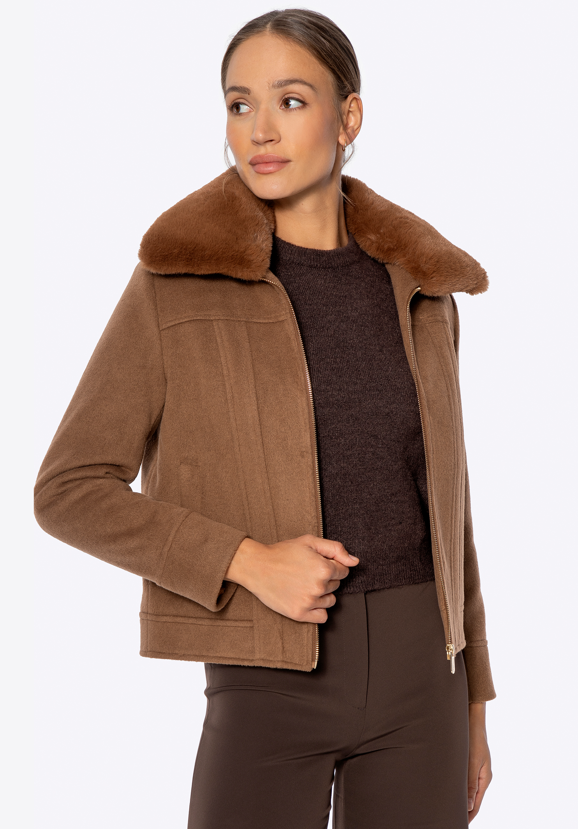 Rövid kabát levehető műszőrme gallérral barna