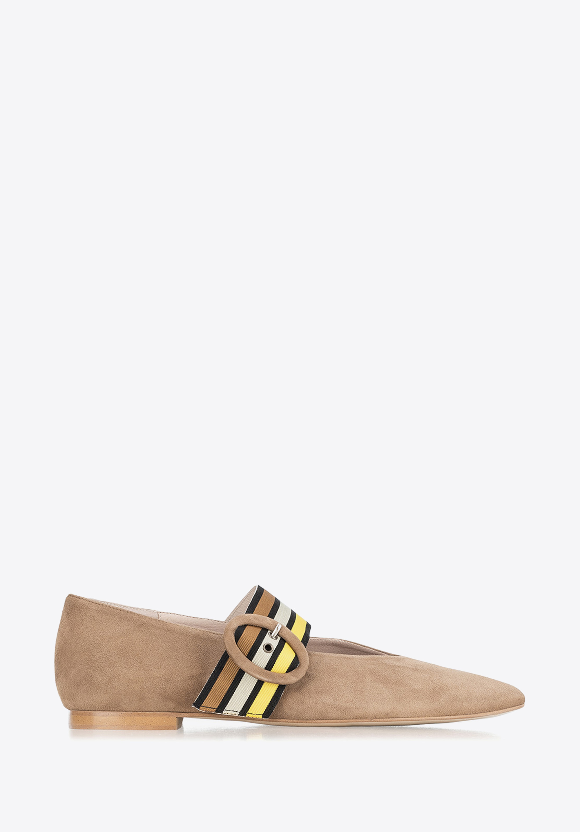 beige Ballerina