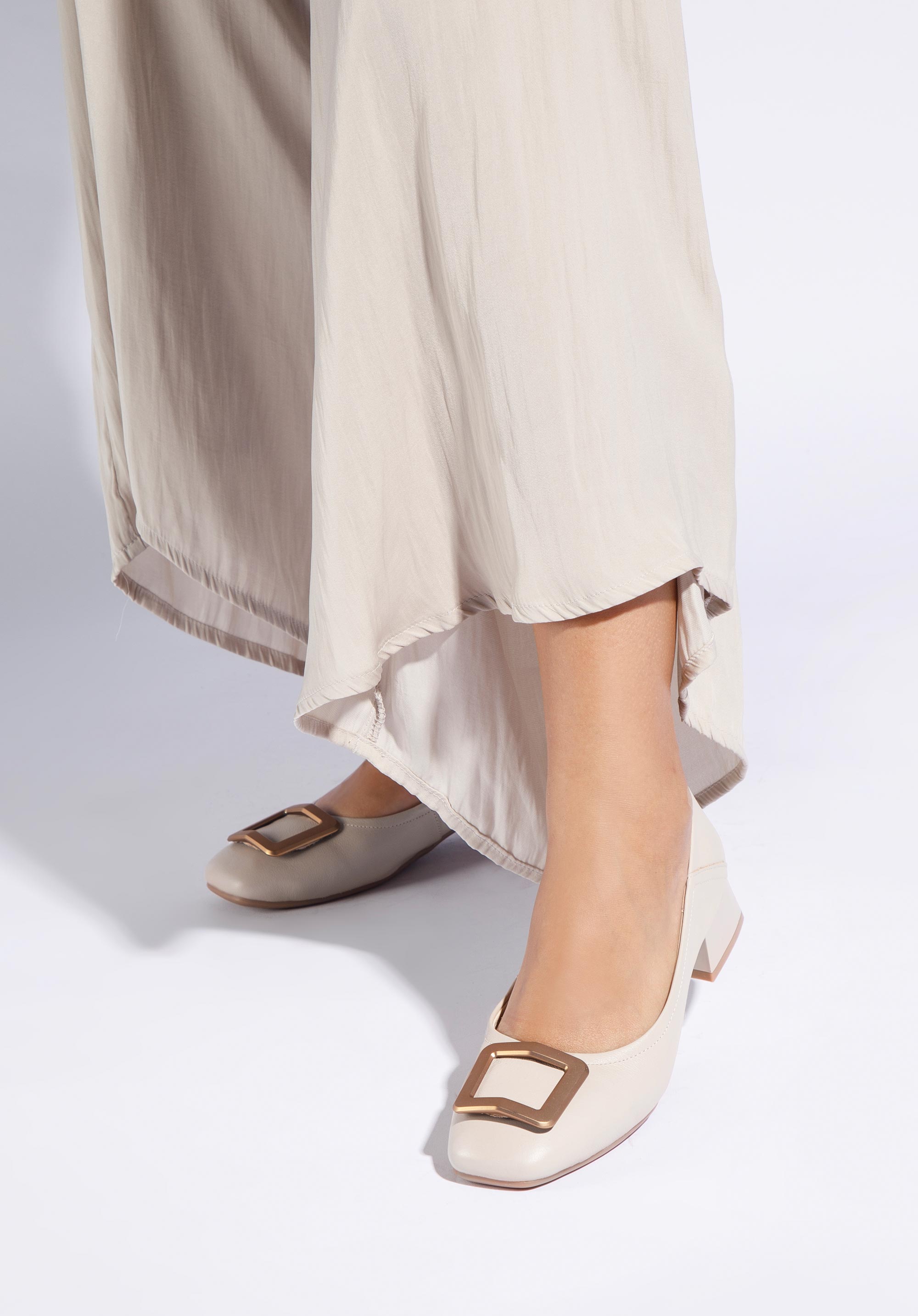 Ballerinas aus Leder mit Schnalle, beige, 94-D-950-P-37, Bild 1