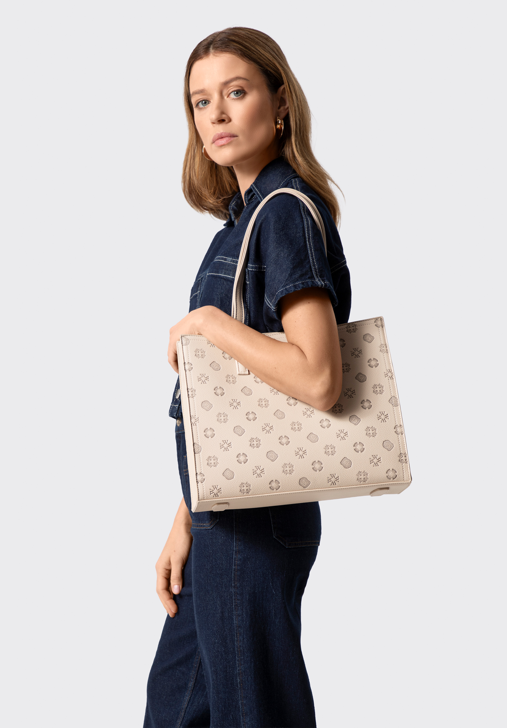 Damen-Shopper aus Kunstleder mit geprägtem Monogramm, beige, 101-4Y-P04-9, Bild 1