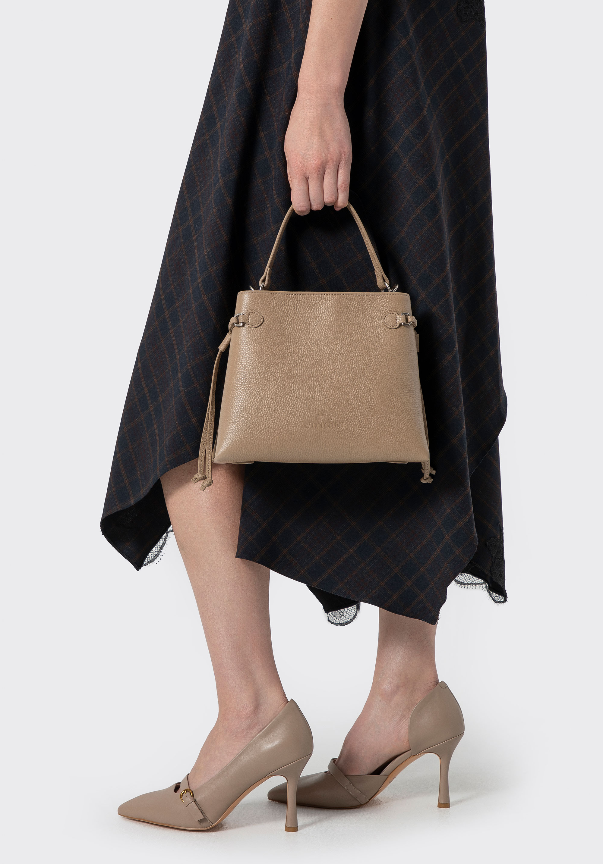 Ledertasche mit dekorativen Kordelzügen, beige, 102-4E-213-9, Bild 1