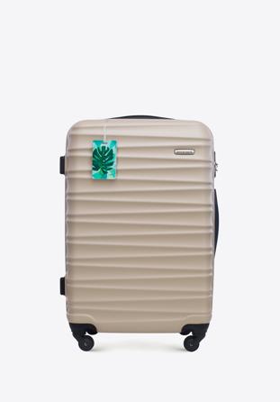 Mittelgroßer Koffer mit Gepäckanhänger