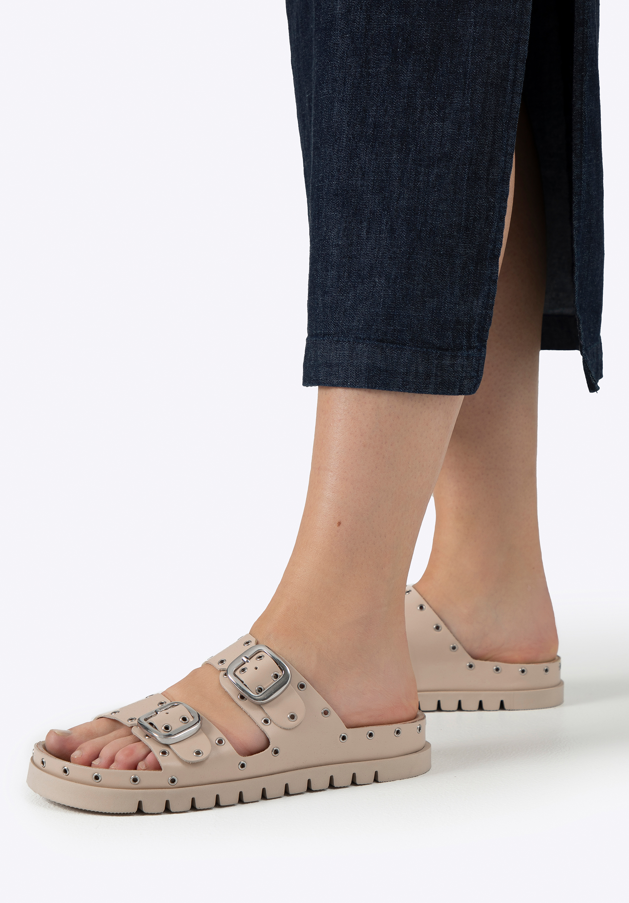 Damen-Flip-Flops aus Leder mit Metall-Details, beige - silber, 100-D-550-9S-36, Bild 1