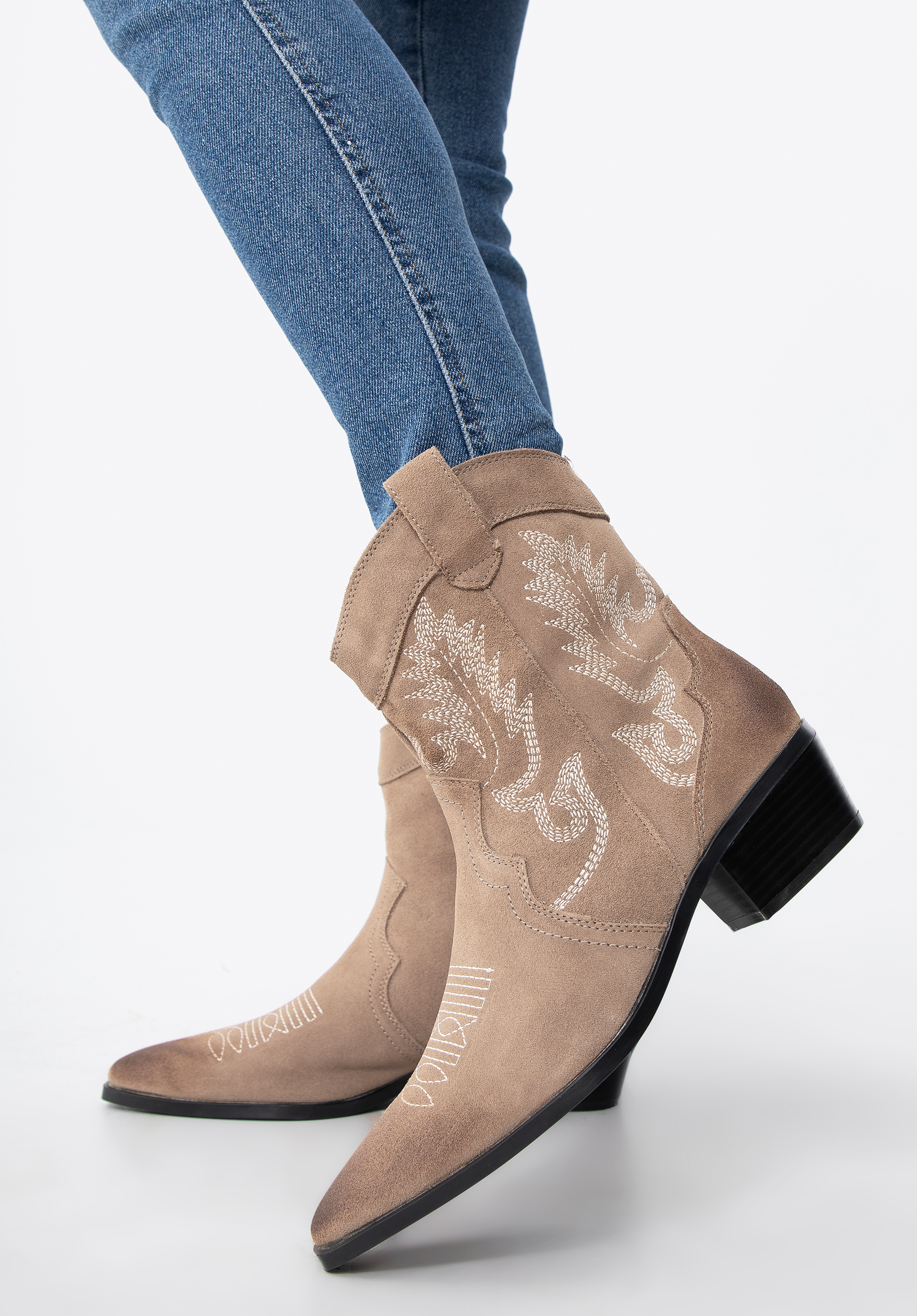 Cizme de cowgirl din piele întoarsă brodată