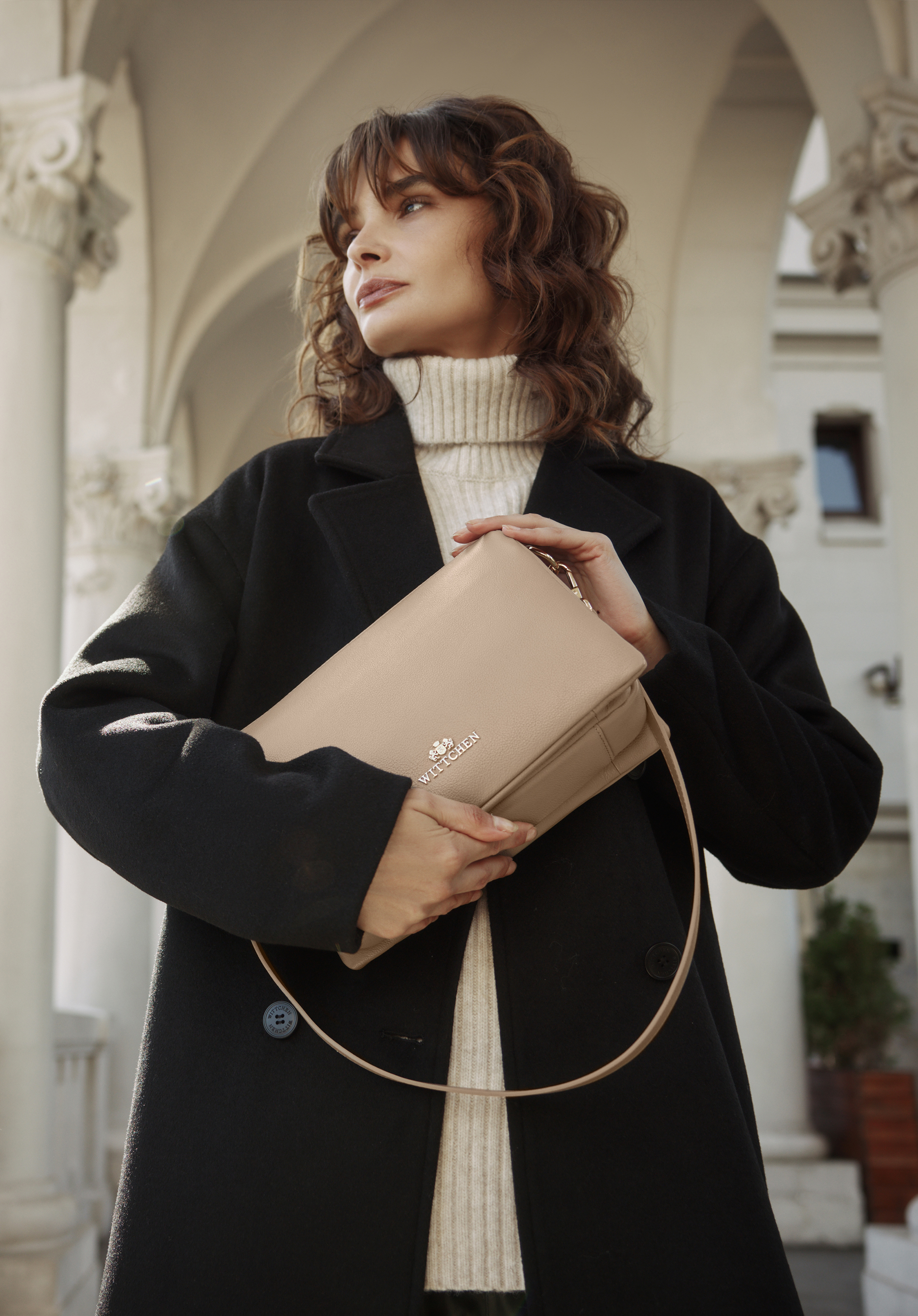 Kožená crossbody kabelka se třemi přihrádkami