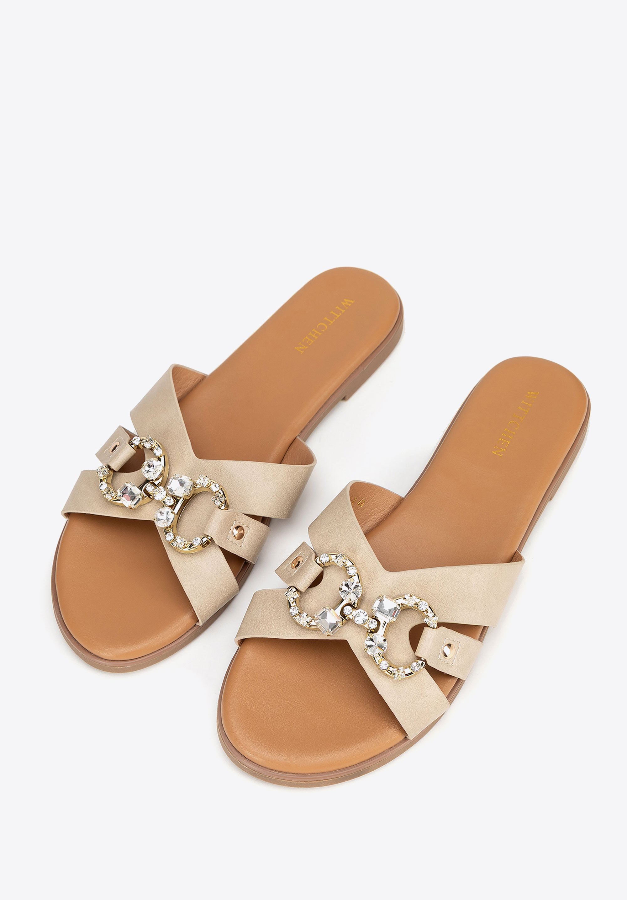 Lapos sarkú női papucs díszcsattal bézs