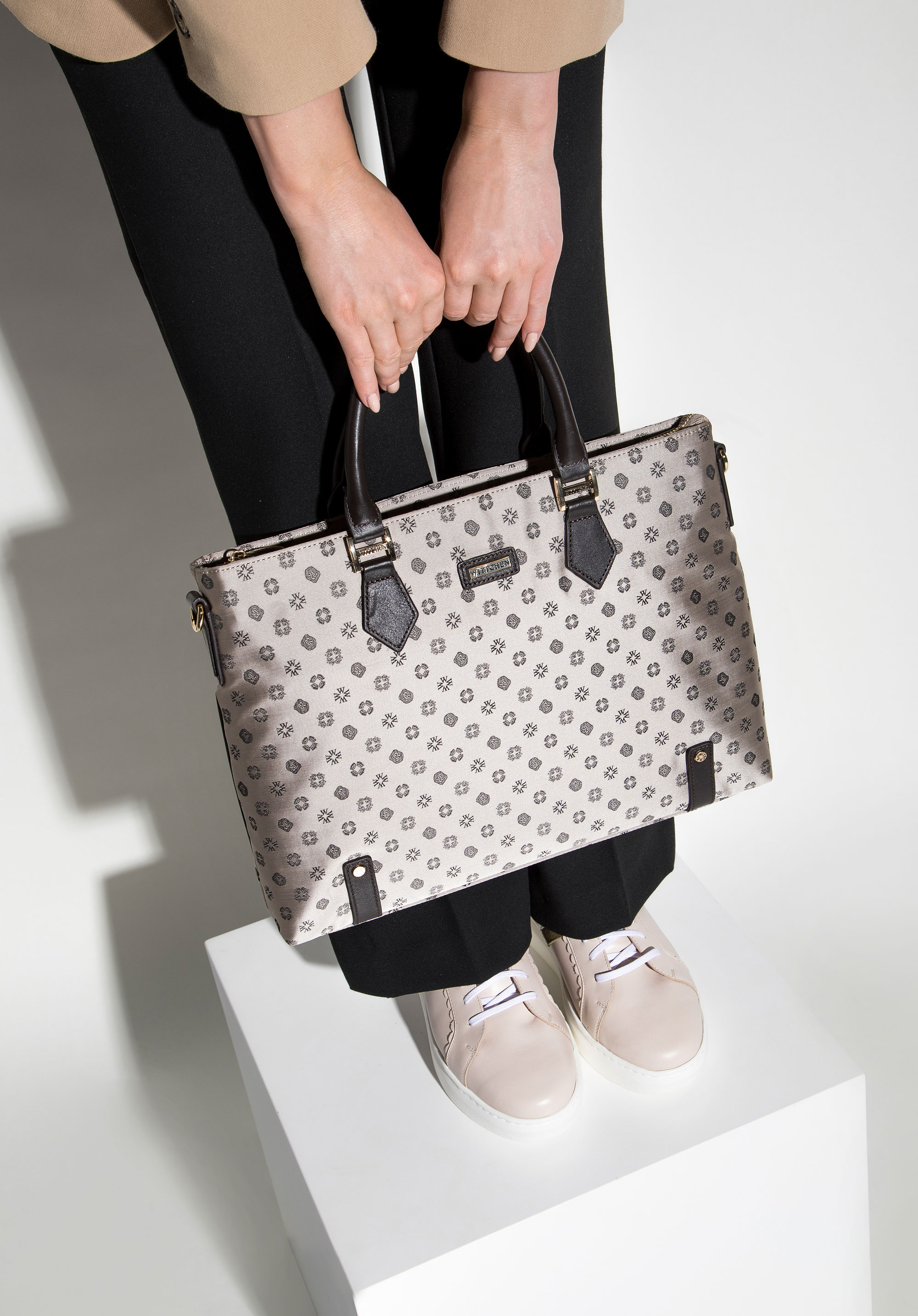 Női jacquard, 12”-es laptoptáska bőr fogantyúval