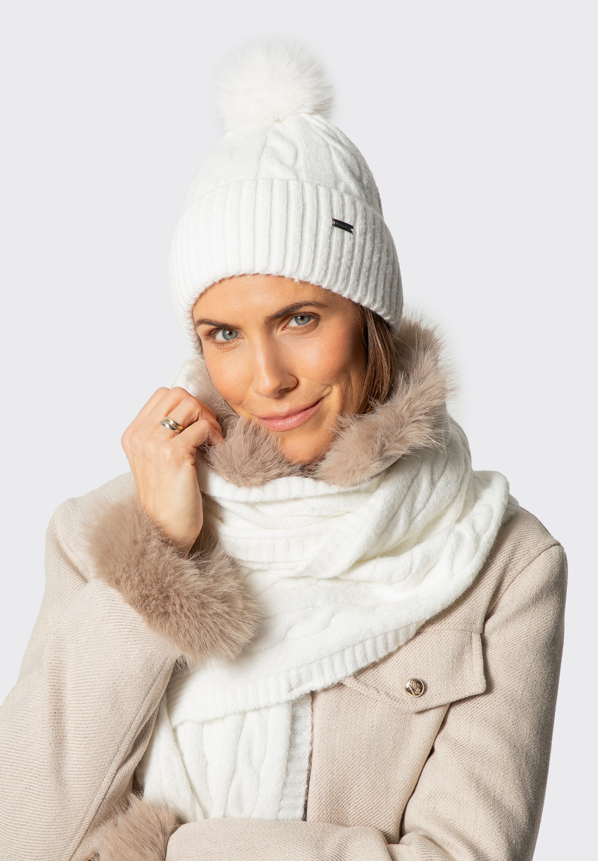 Dámský zimní set – čepice s bambulkou a šálou z copánkového pletení, bílá, 101-SF-021-0, Obrázek 1