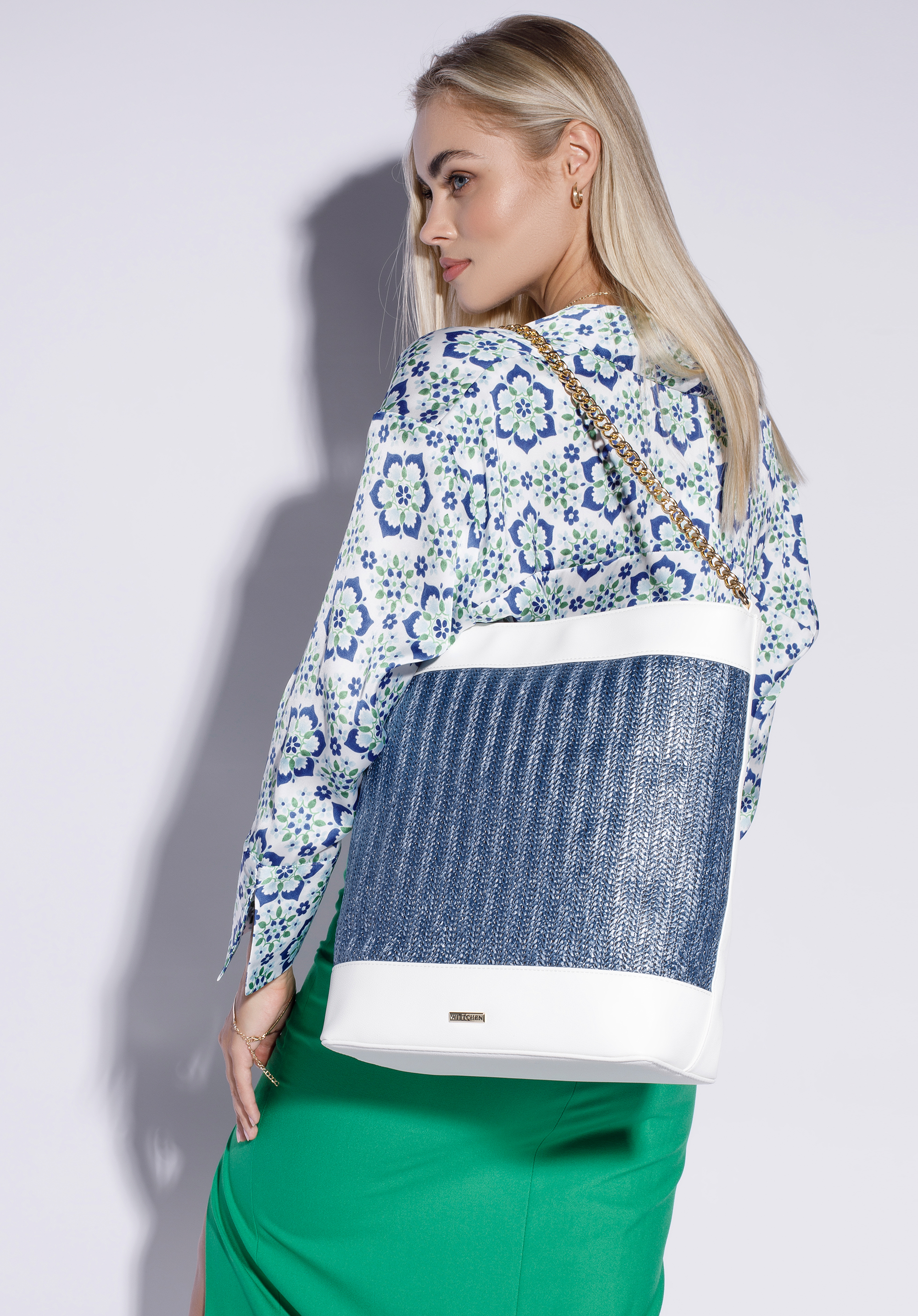 Beuteltasche mit Geflechtmuster und Kette