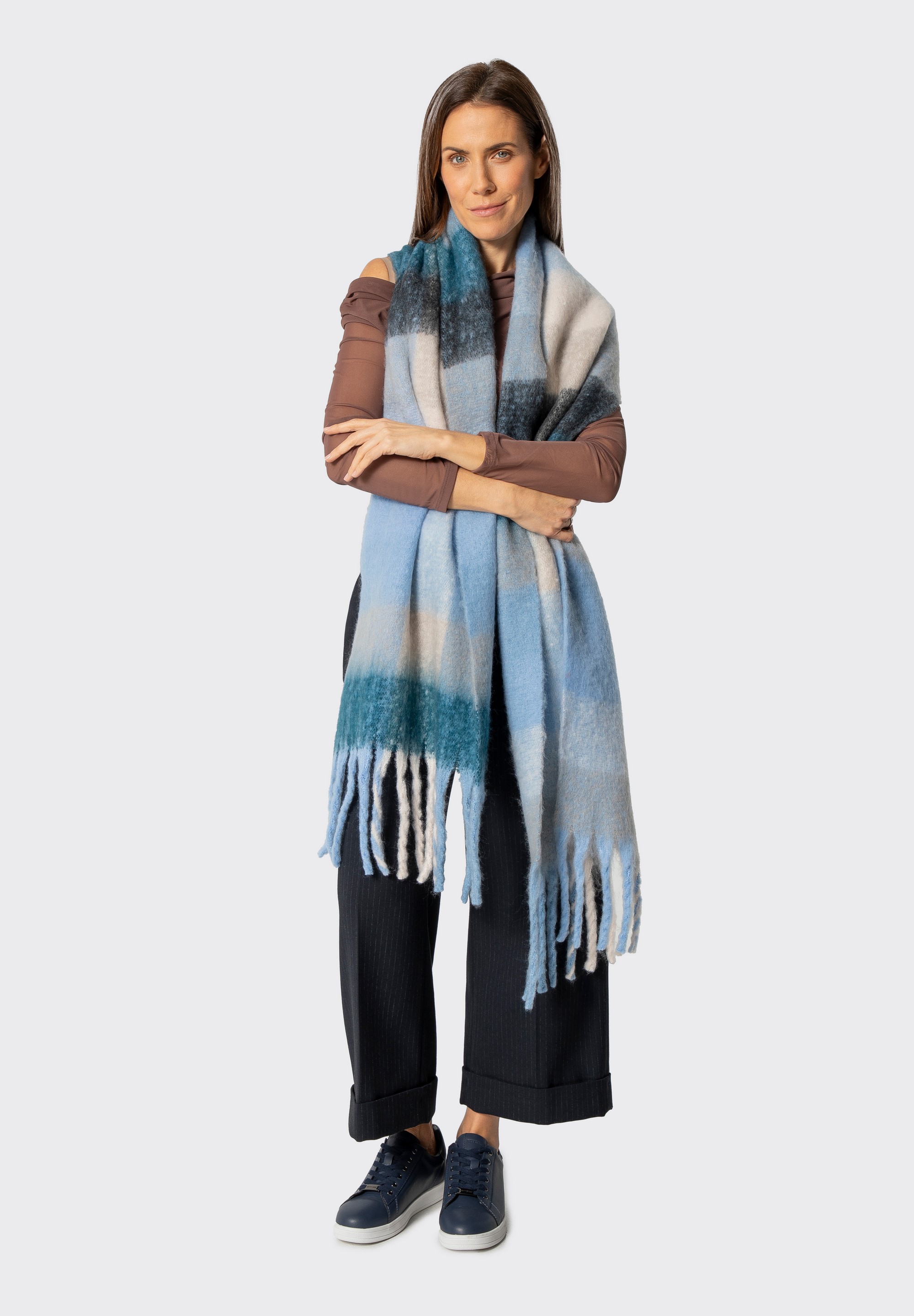 Damenschal im mehrfarbigen Karomuster, blau-weiß, 99-7-120-X5, Bild 1