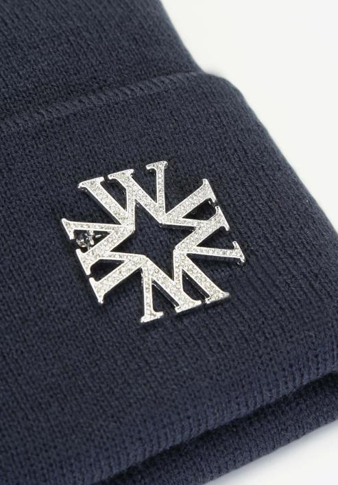 Șapcă de damă cu o broșă cu litera „W”, bleumarin, 93-HF-021-2, Fotografie 3