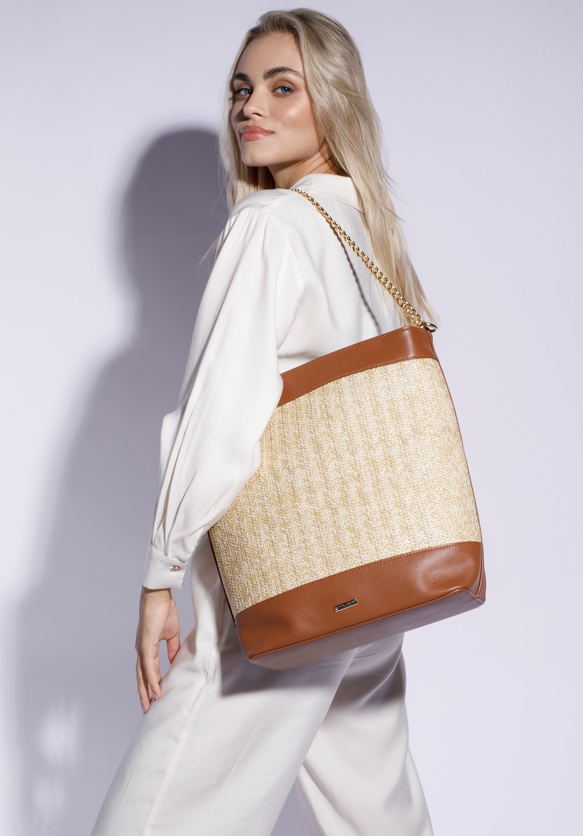 Beuteltasche mit Geflechtmuster und Kette