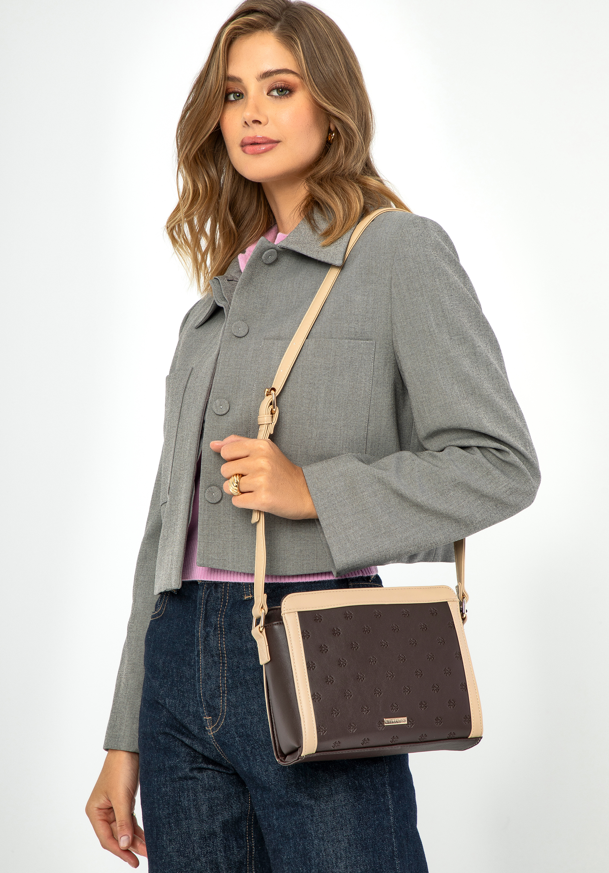 Damen Umhängetasche mit geprägtem Monogramm, braun, 99-4Y-231-4, Bild 1