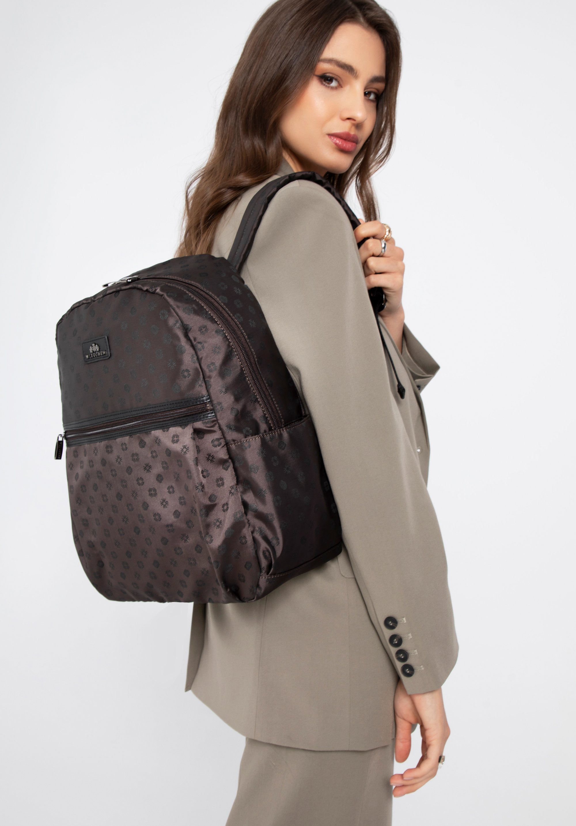 Eleganter Damenrucksack mit Monogramm, braun, 98-4E-900-4, Bild 1