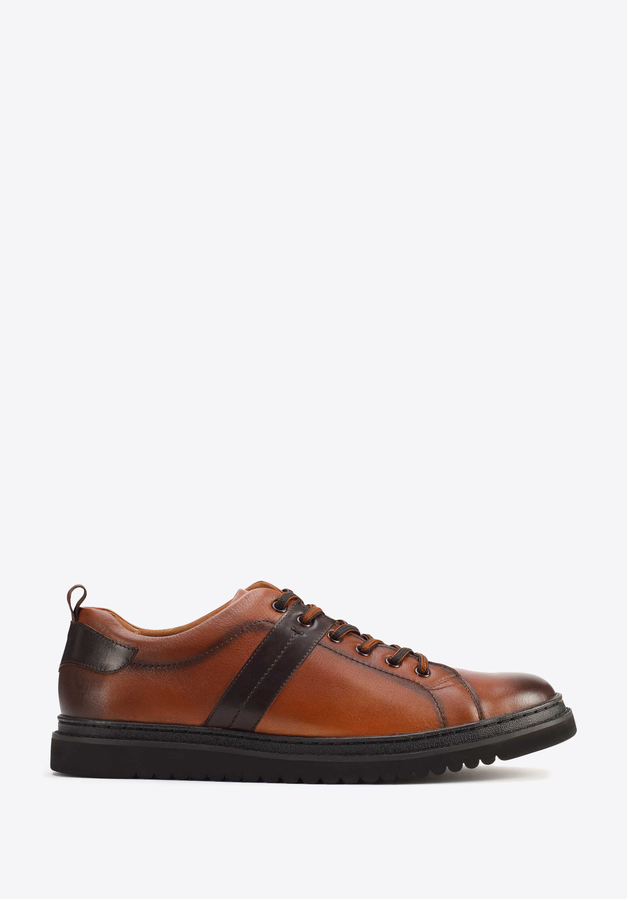 Herren-Sneakers aus Leder mit dunkler Sohle