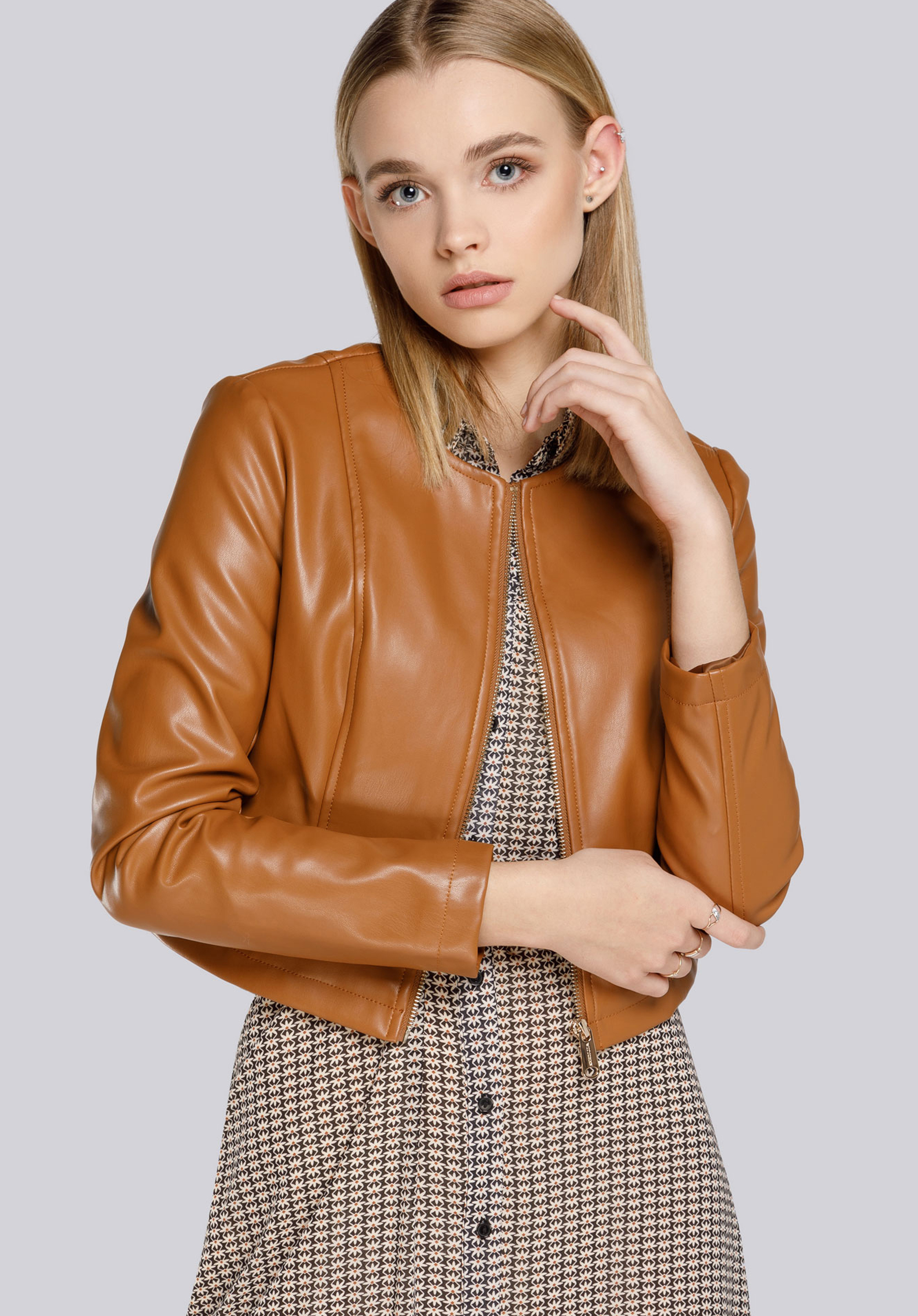 Kurze Damenjacke aus Kunstleder