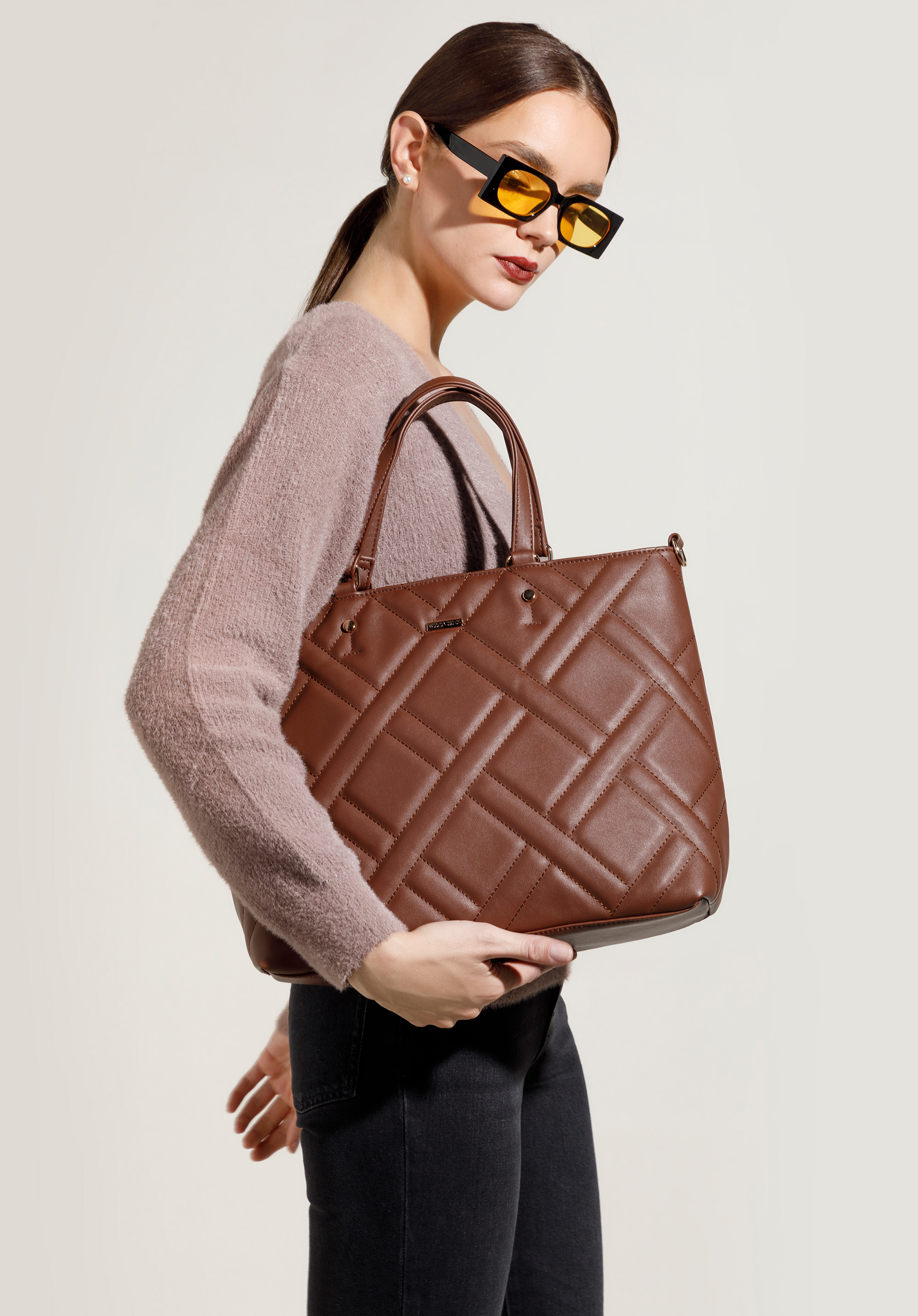 Shopper-Tasche mit geometrisch gesteppter Vorderseite