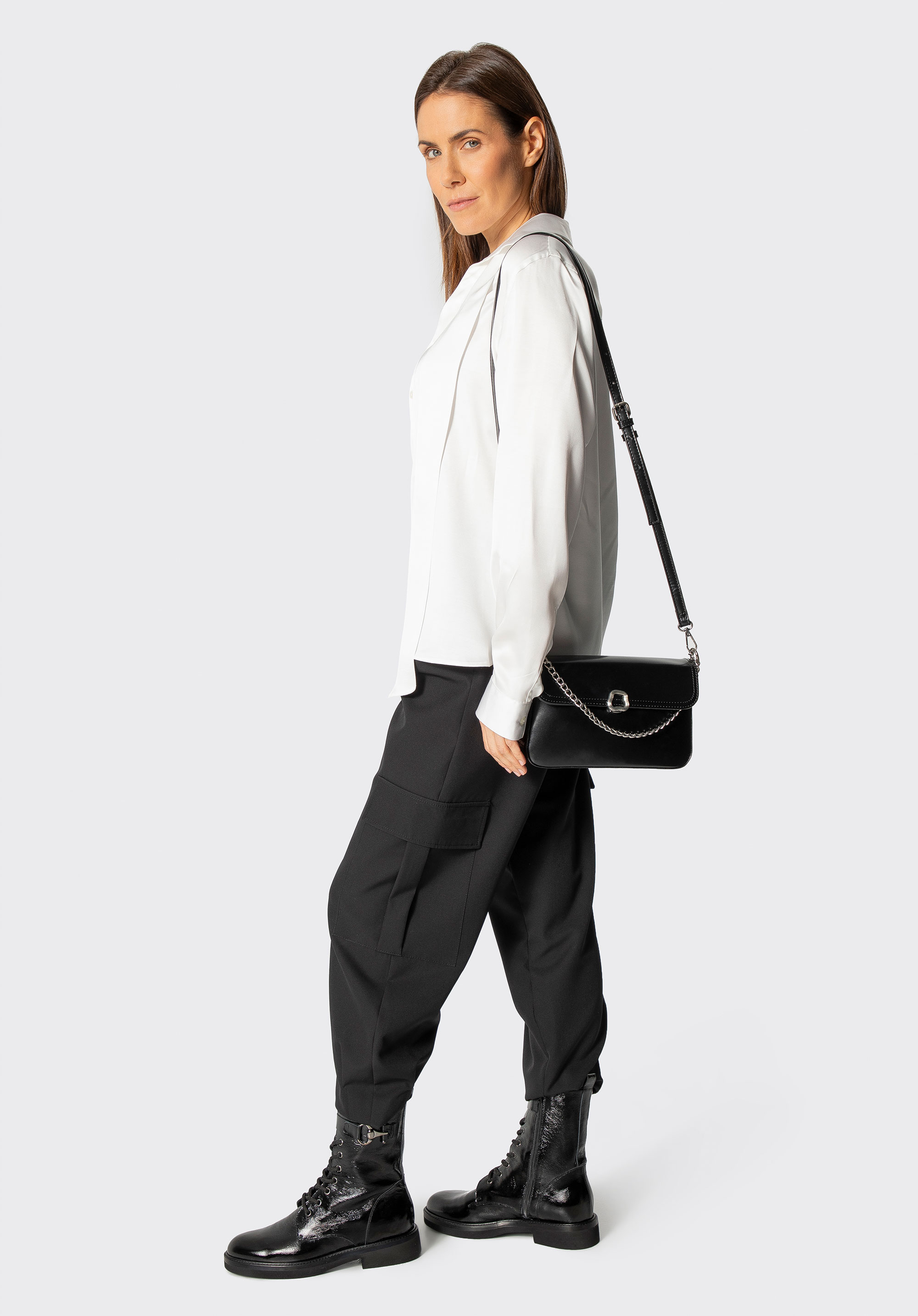 Dámská kabelka s klopou z umělé kůže a řetízkovým popruhem, černá, 101-4Y-435-1, Obrázek 1