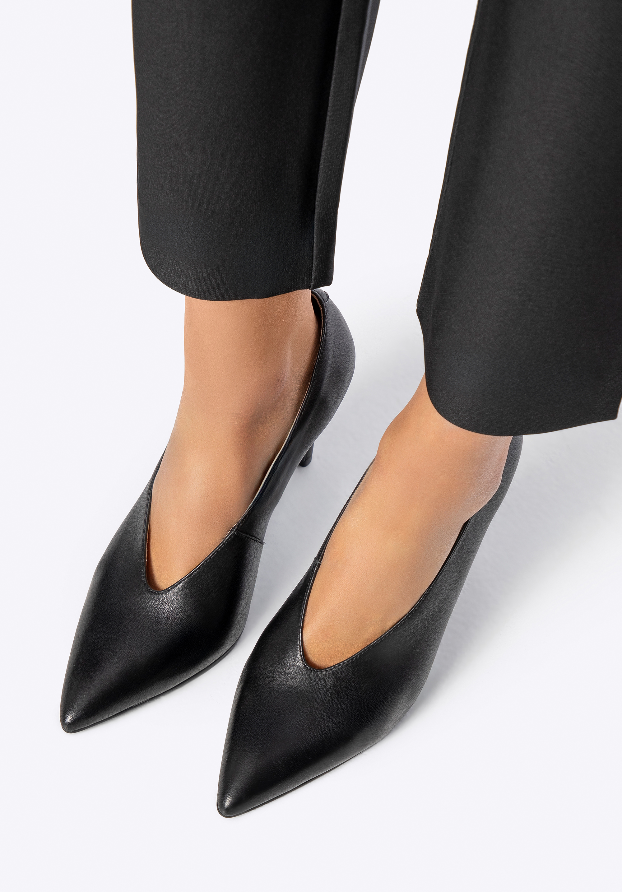 Dámské kožené jehlové podpatky s výstřihem do V, černá, 101-D-954-1-39, Obrázek 1