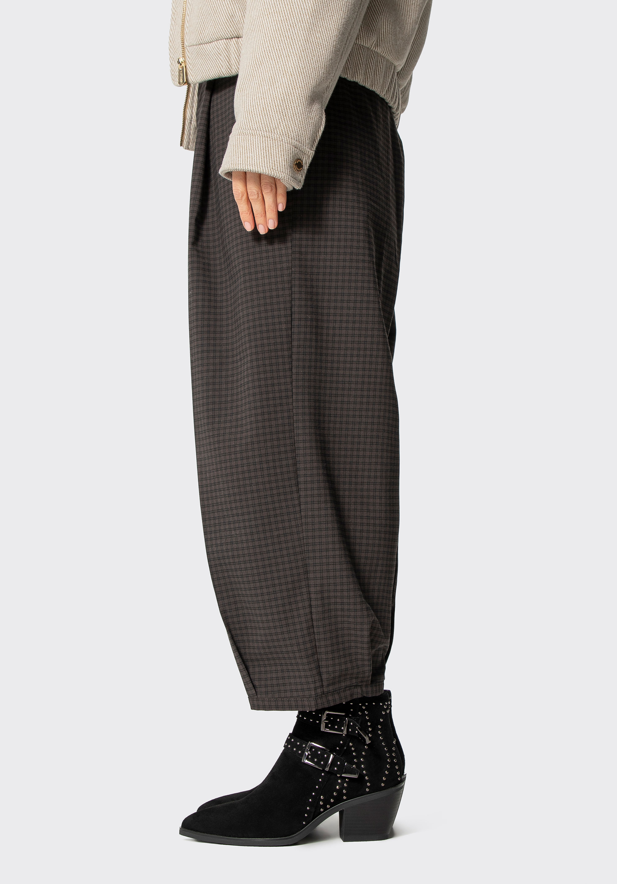 Dámské semišové kotníkové boty s cvočky, černá, 101-D-964-1-36, Obrázek 1