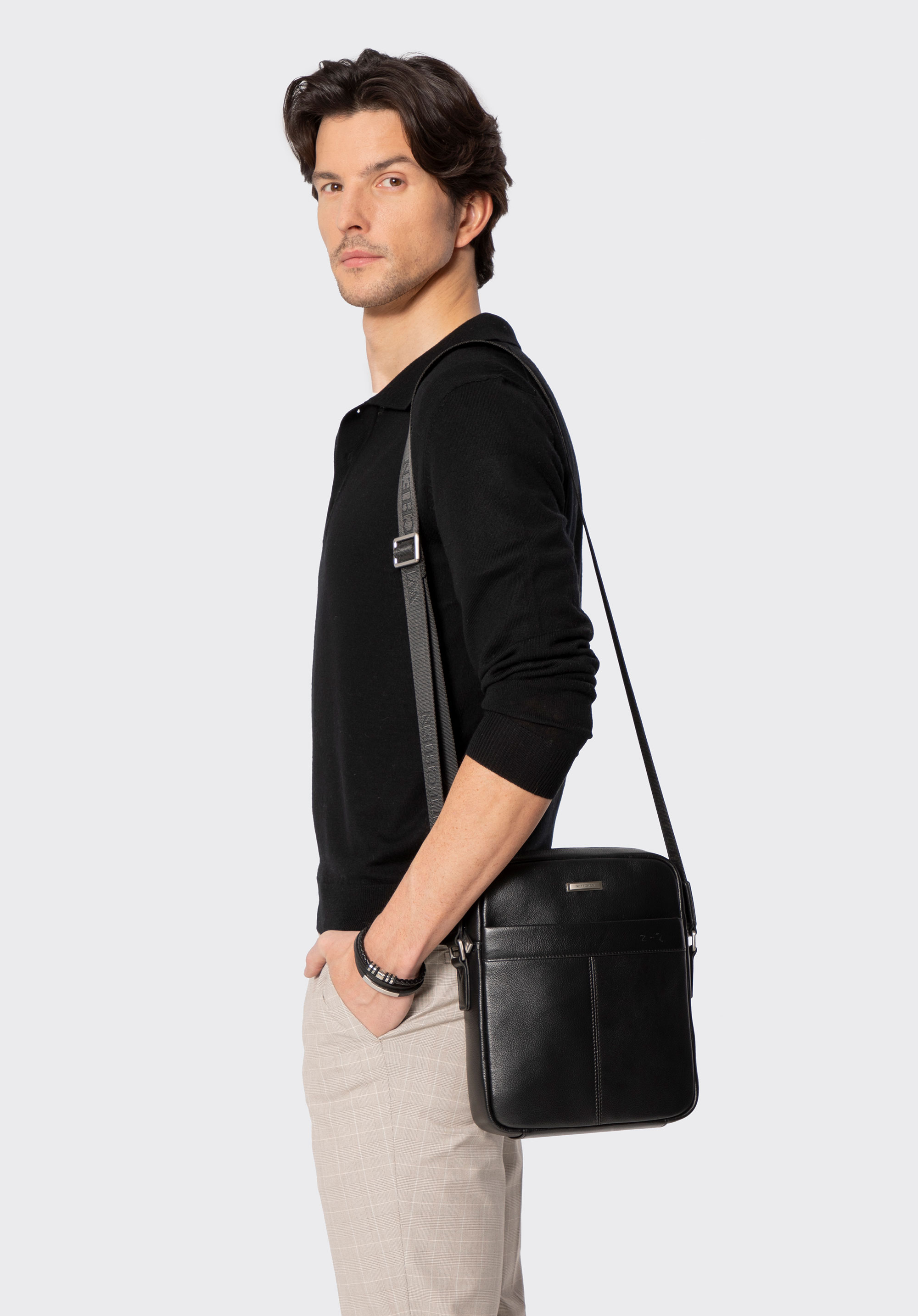 Pánska kožená crossbody kabelka s ozdobným prešívaním, čierno-strieborná, 102-4U-605-1S, Obrázok 1