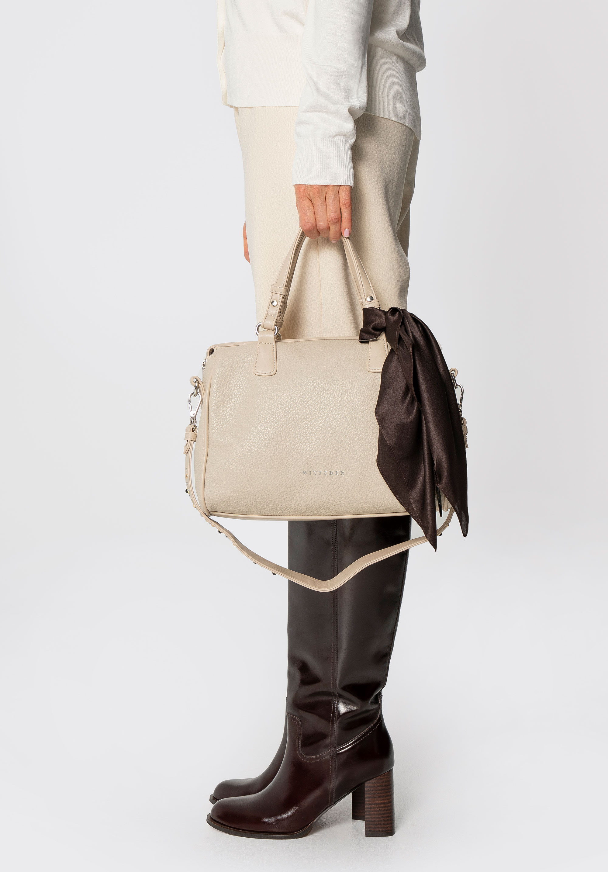 Damen-Tragetasche aus Kunstleder mit nietenbesetztem Schulterriemen, Creme, 101-4Y-704-0, Bild 1