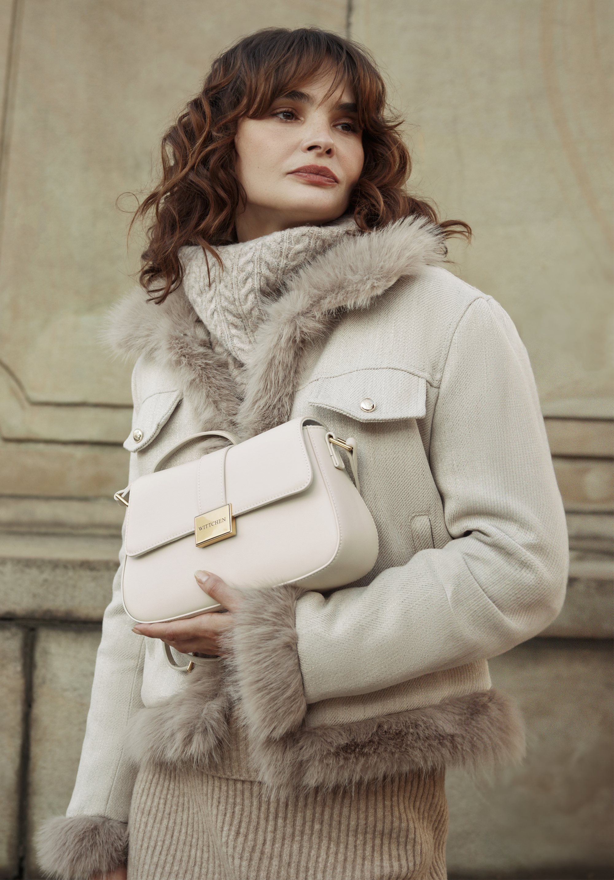 Kleine Umhängetasche aus Leder mit dekorativem Verschluss, Creme, 101-4E-614-9, Bild 1