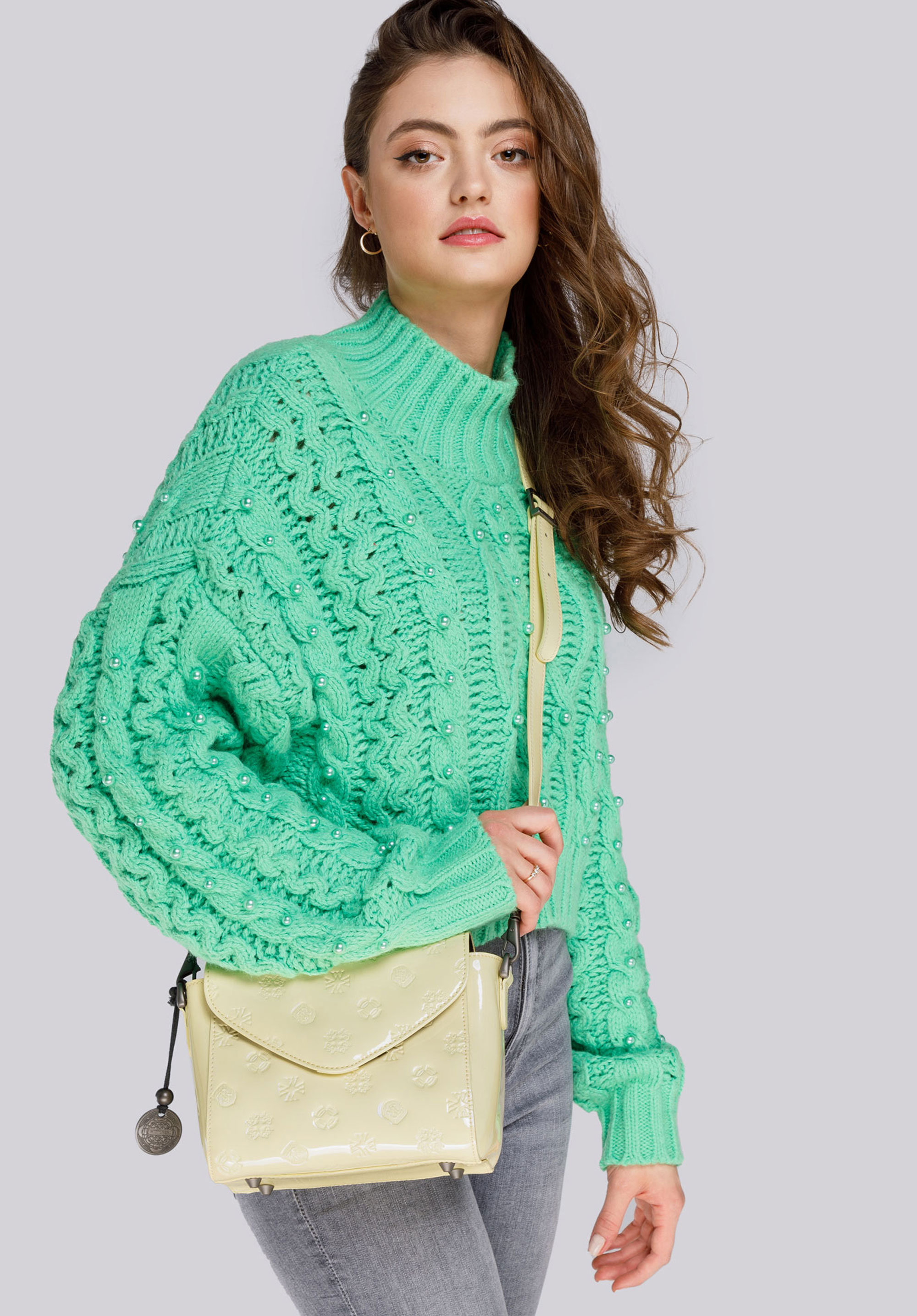 UMHÄNGETASCHE AUS LACKLEDER MIT PRÄGUNG, Creme, 34-4-601-K, Bild 1