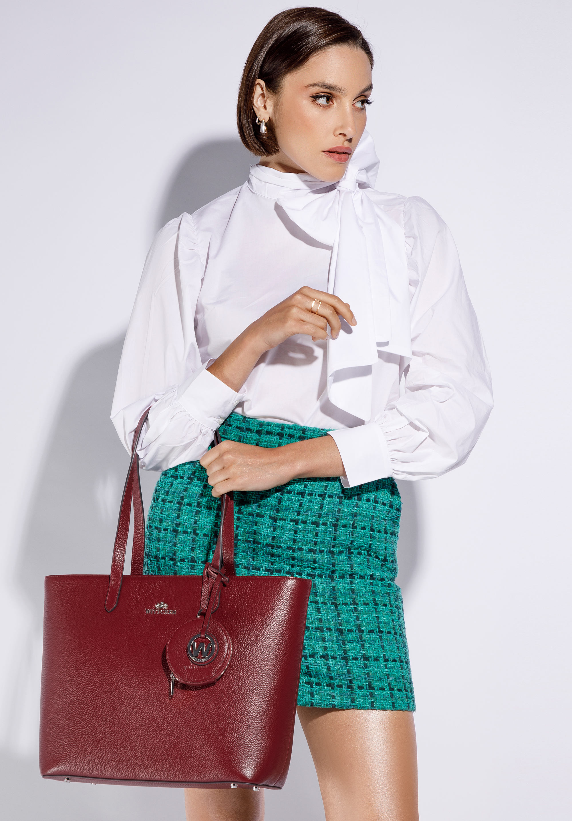 Shoppertasche aus Leder mit kleinem Anhänger und Schlüsselring