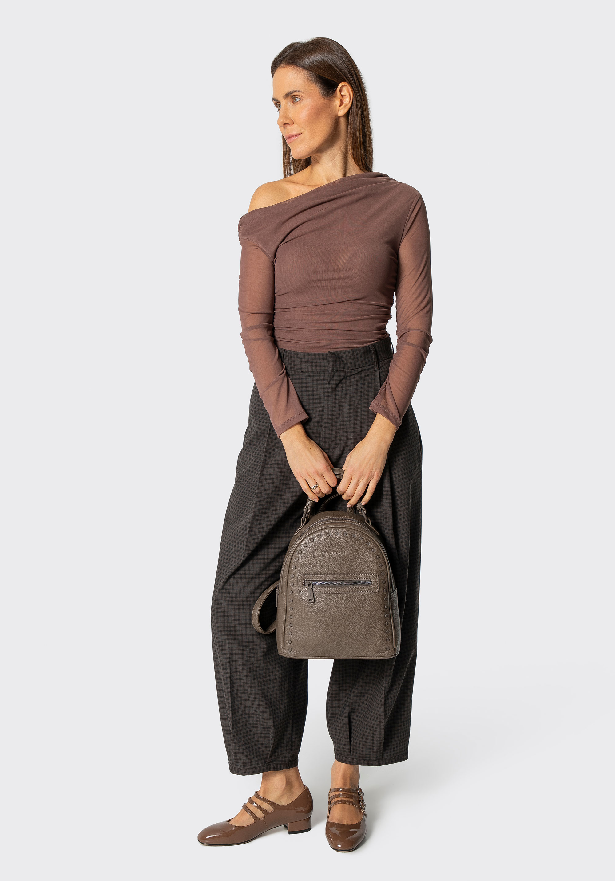 Damenrucksack aus Kunstleder mit Nieten, dunkelbeige, 101-4Y-700-9, Bild 1