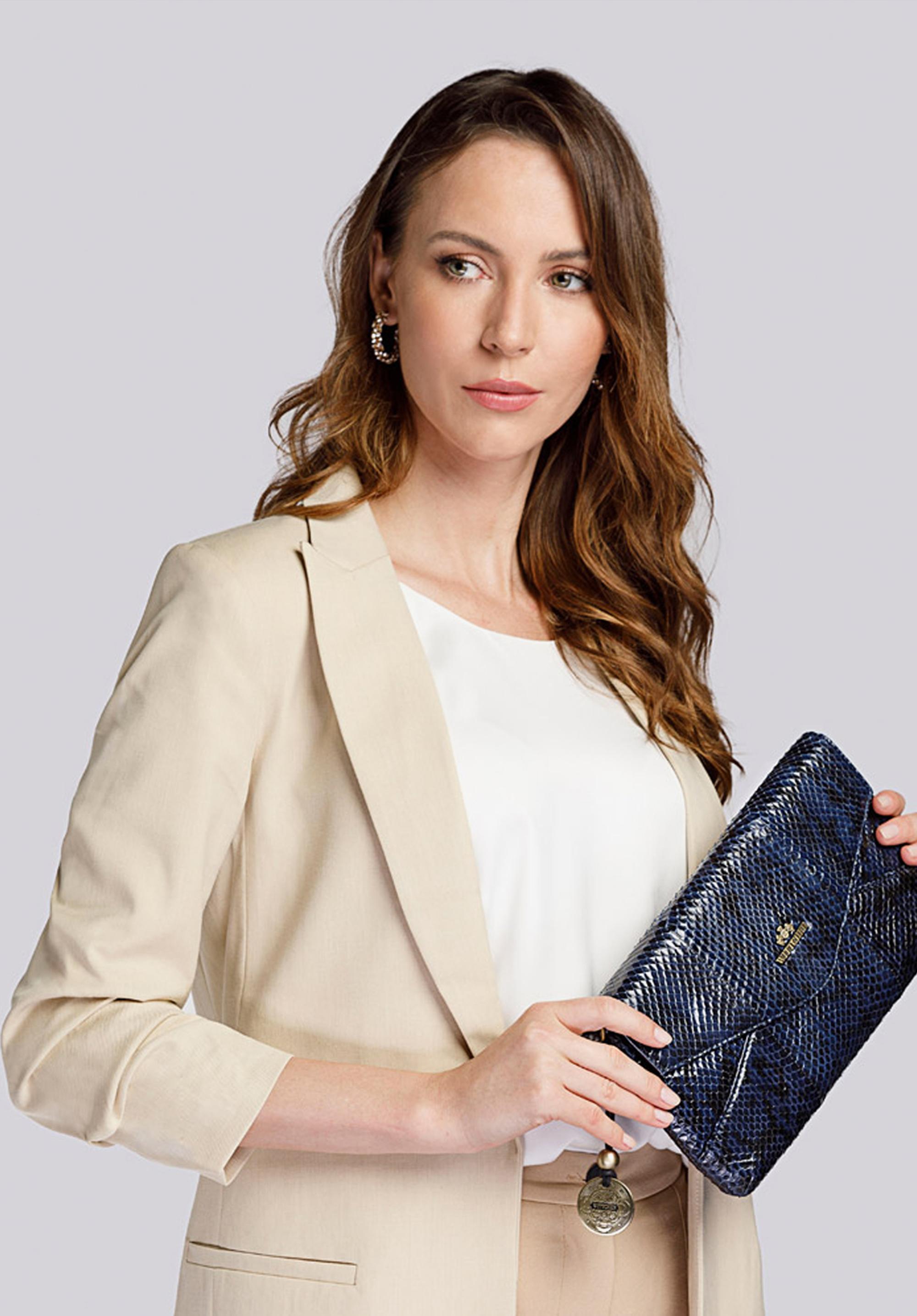 Clutch aus Leder mit Schlangenhautmuster