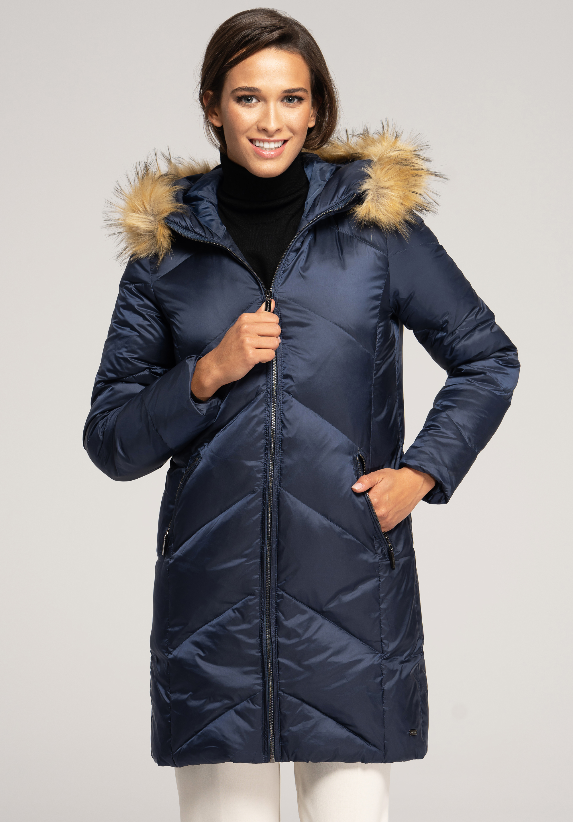 DAUNENJACKE FÜR DAMEN MIT KAPUZE