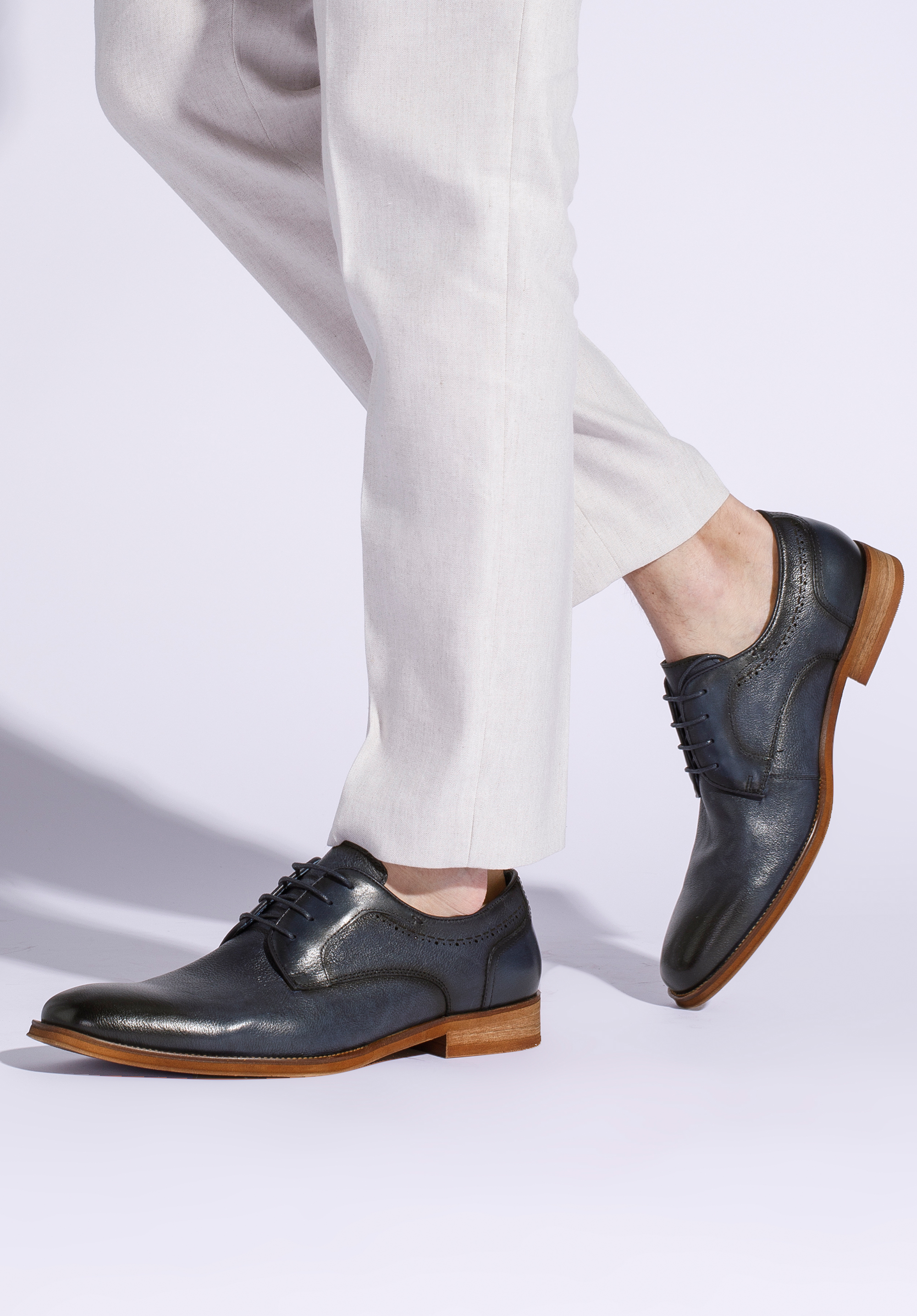 Herrenschuhe aus Leder mit Verzierung, dunkelblau, 94-M-516-N-40, Bild 1
