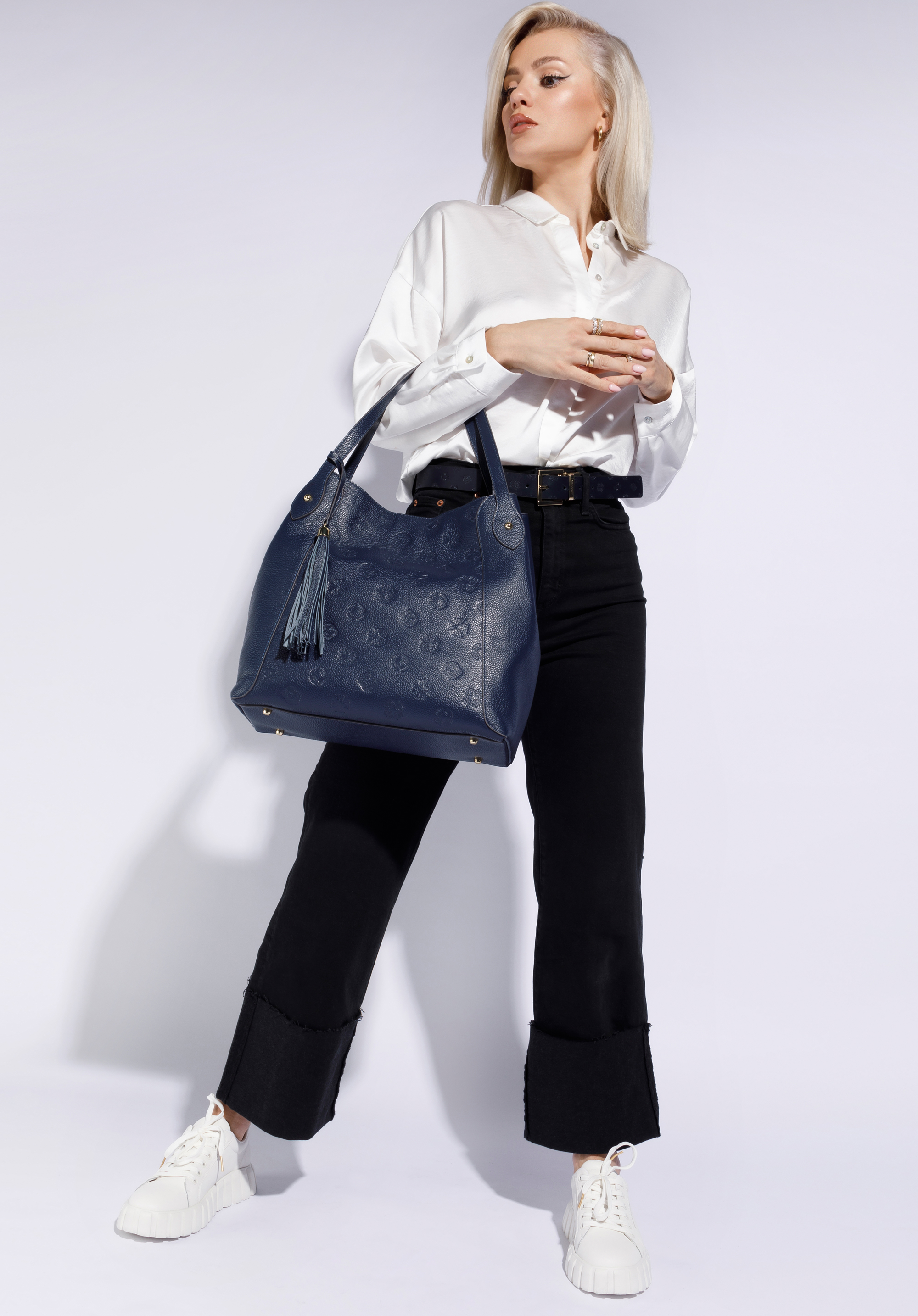Beuteltasche aus Leder mit Monogramm und Quaste