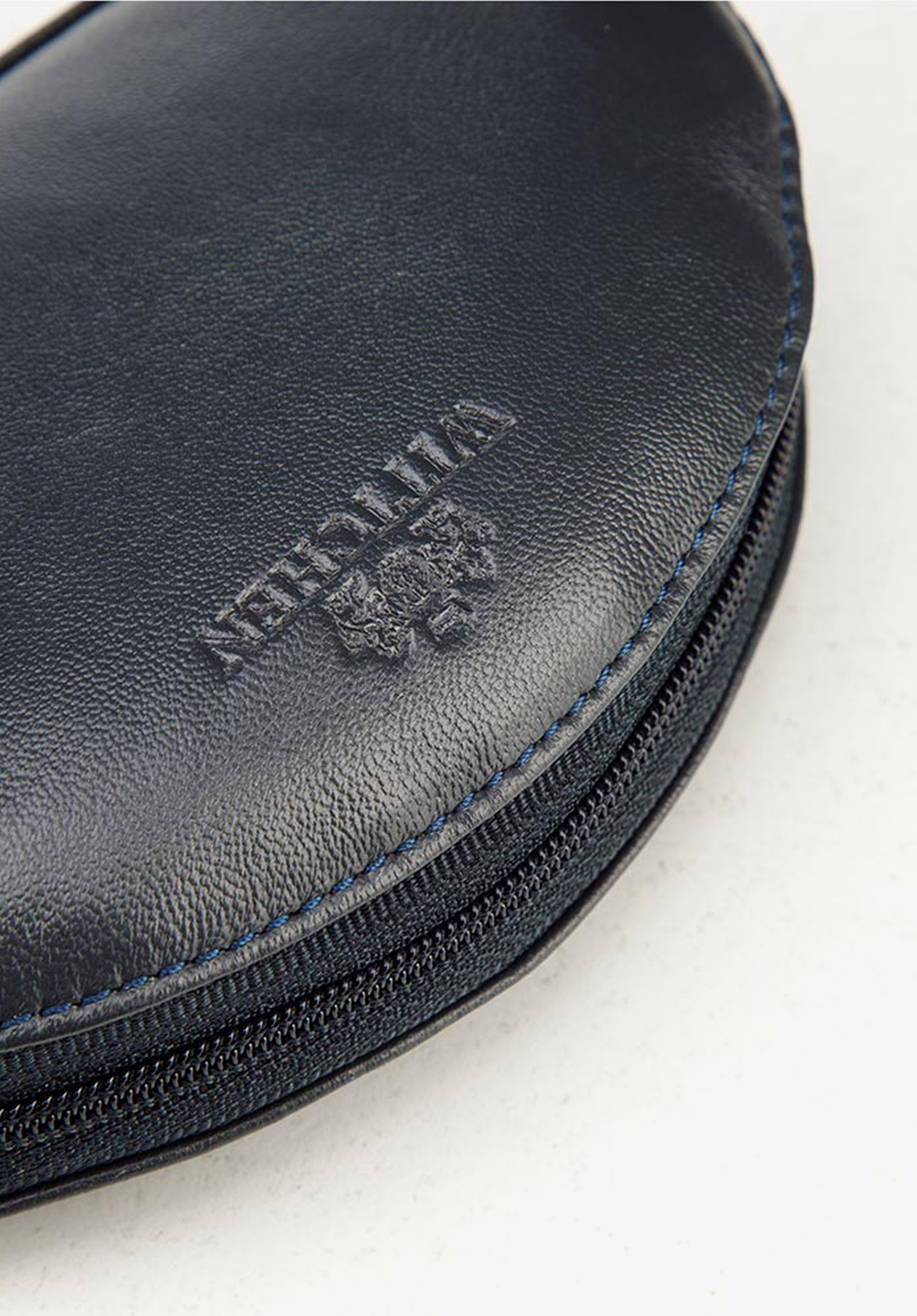 KOSMETIKTASCHE AUS LEDER IN HALBRUNDER FORM, dunkelblau, 26-2-441-N, Bild 1