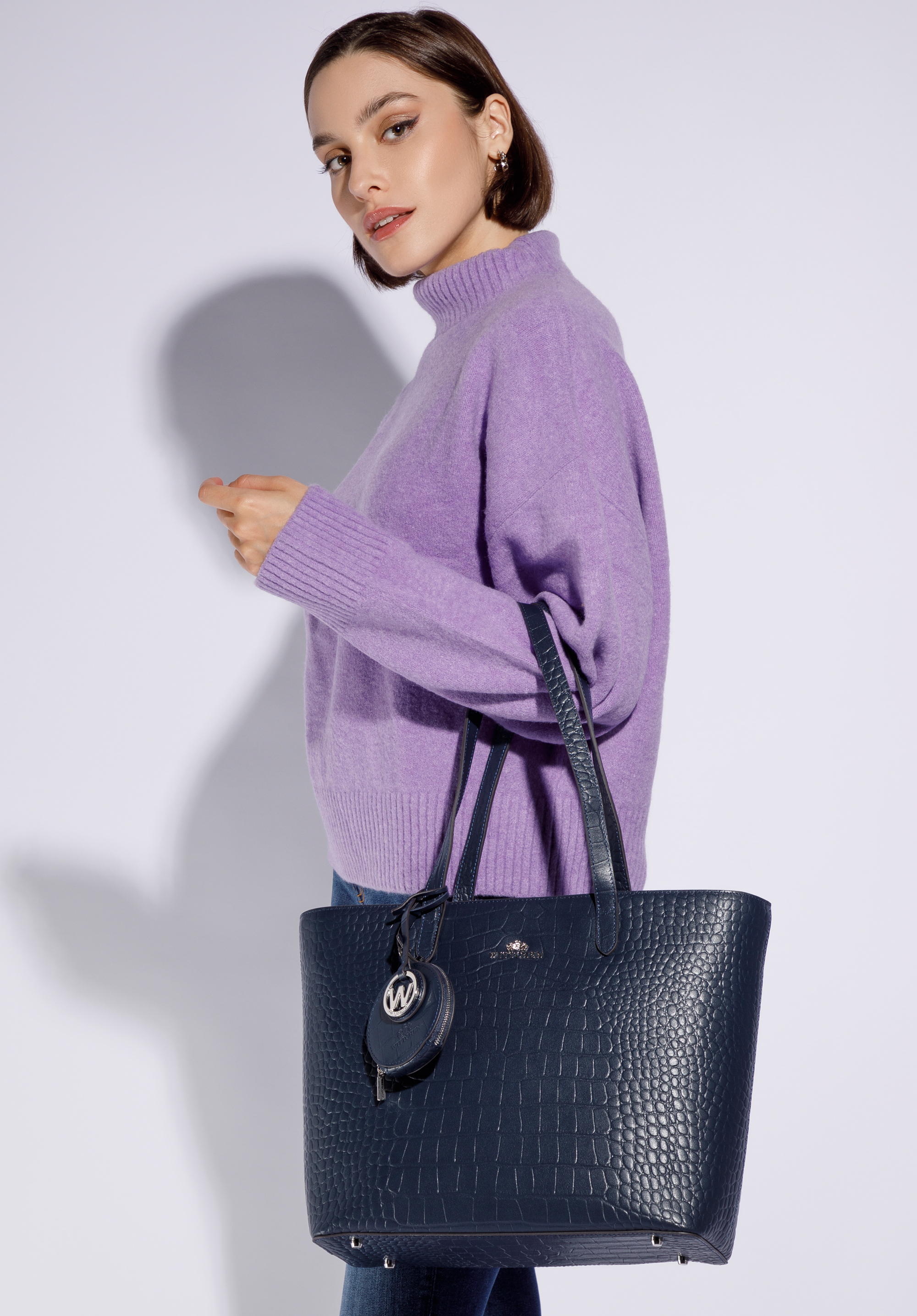 Shoppertasche aus Leder mit kleinem Anhänger und Schlüsselring