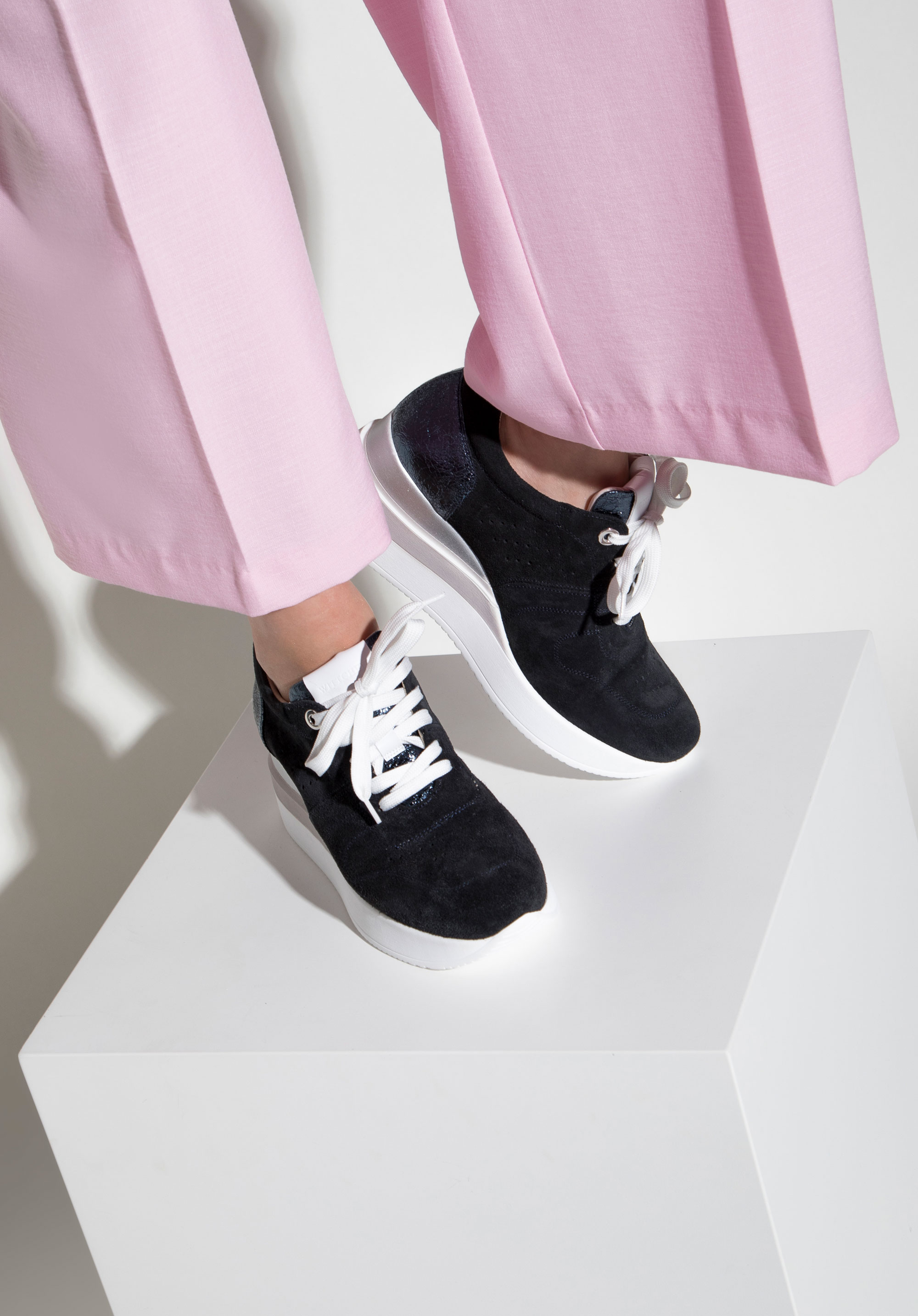 Sneakers aus Wildleder mit Keilabsatz