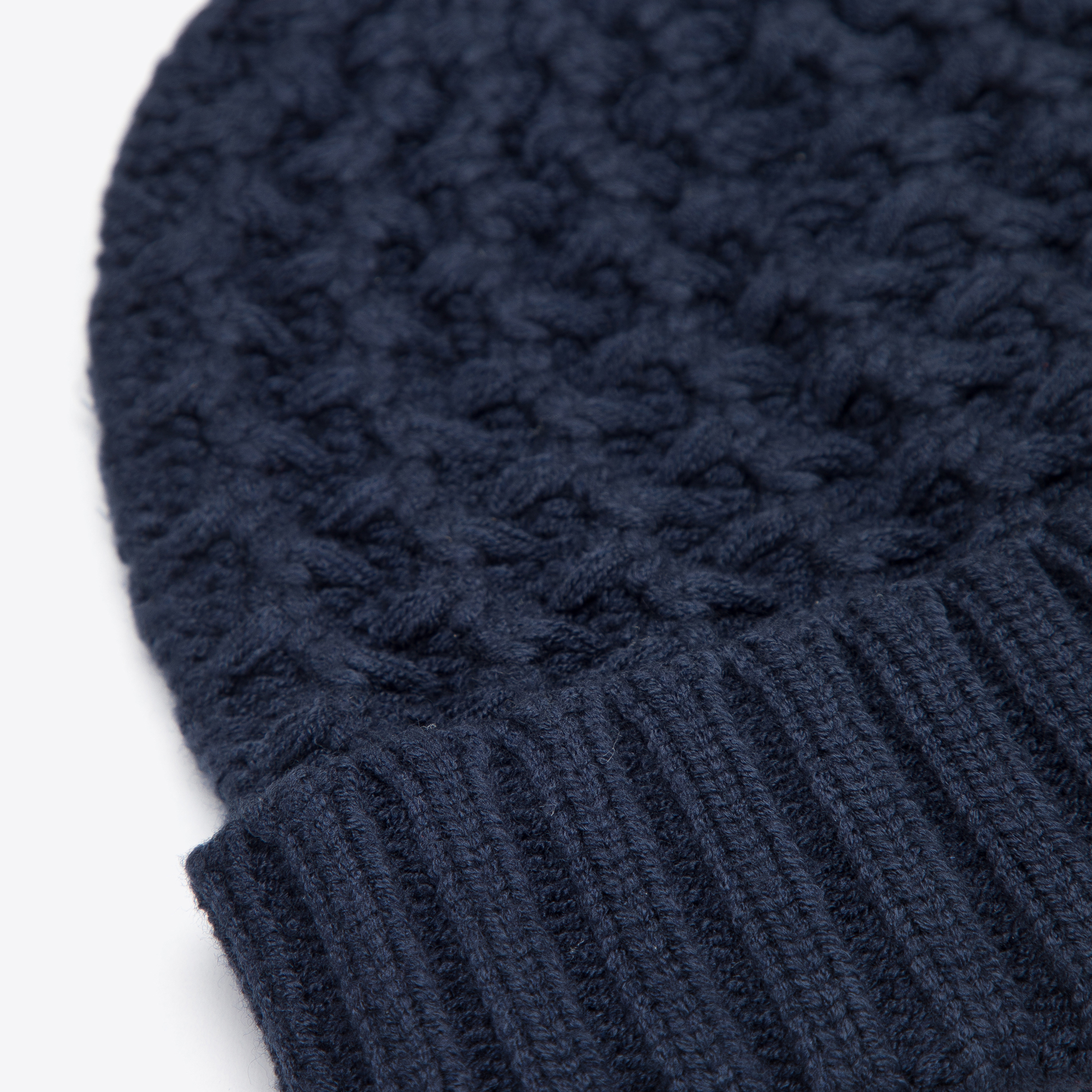 Wintermütze für Damen mit dekorativem Geflecht