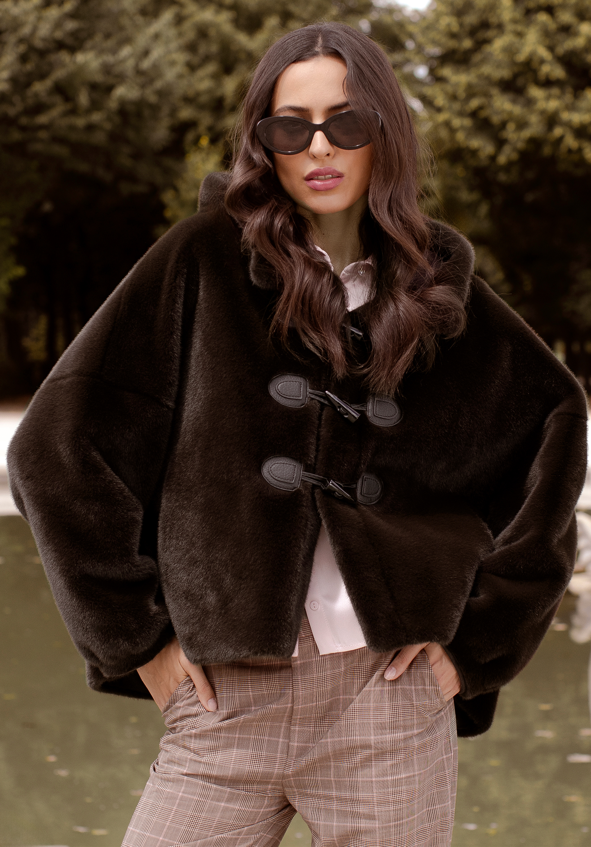 Damen Kunstpelzjacke mit Kordelzug, dunkelbraun, 99-9W-004-4-XL, Bild 1