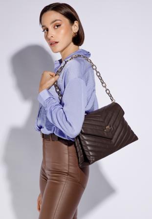 Damenhandtasche aus gestepptem Leder mit trapezförmiger Kette, dunkelbraun, 95-4E-614-4, Bild 1