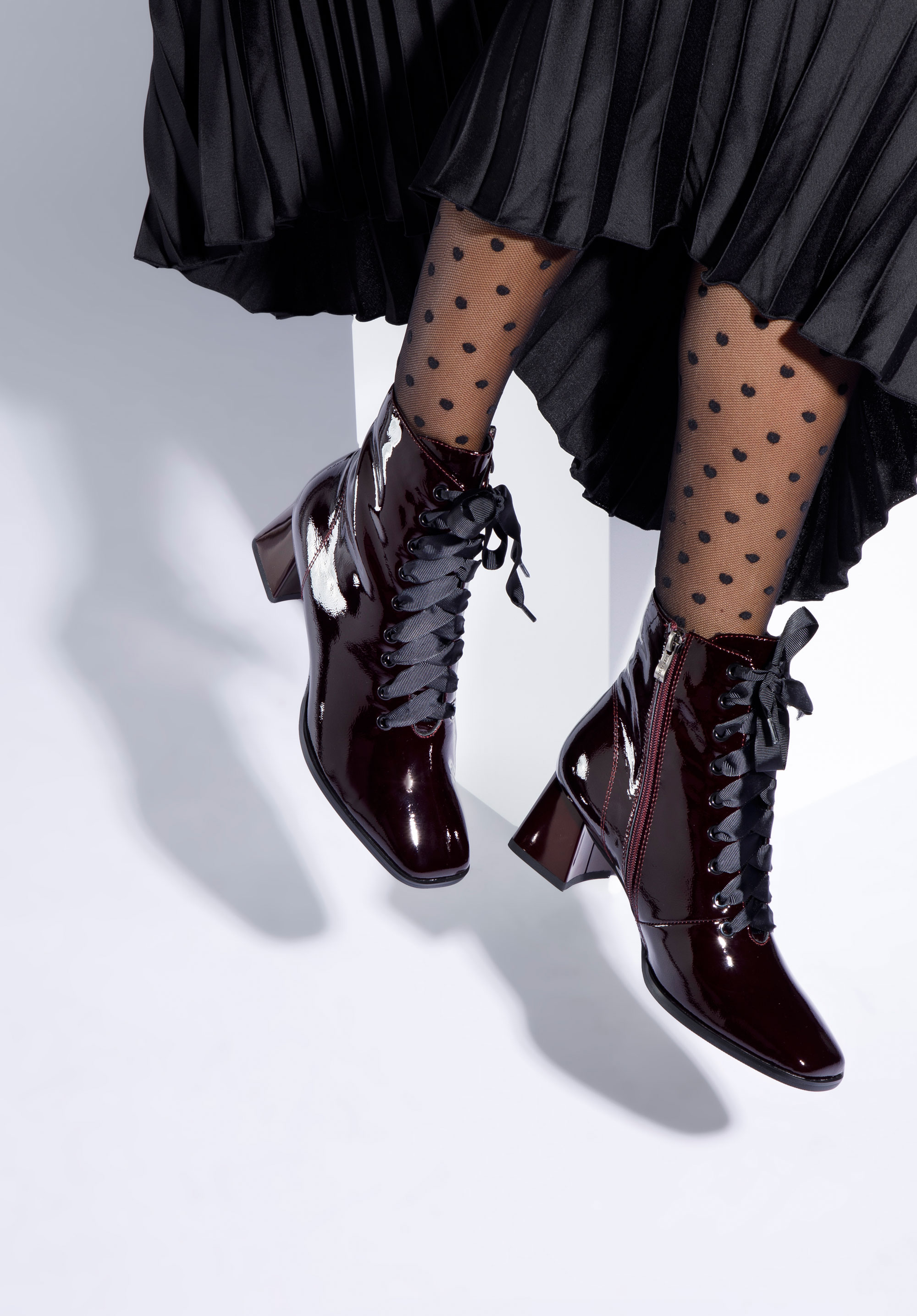 Stiefelette aus Lackleder mit Absatz