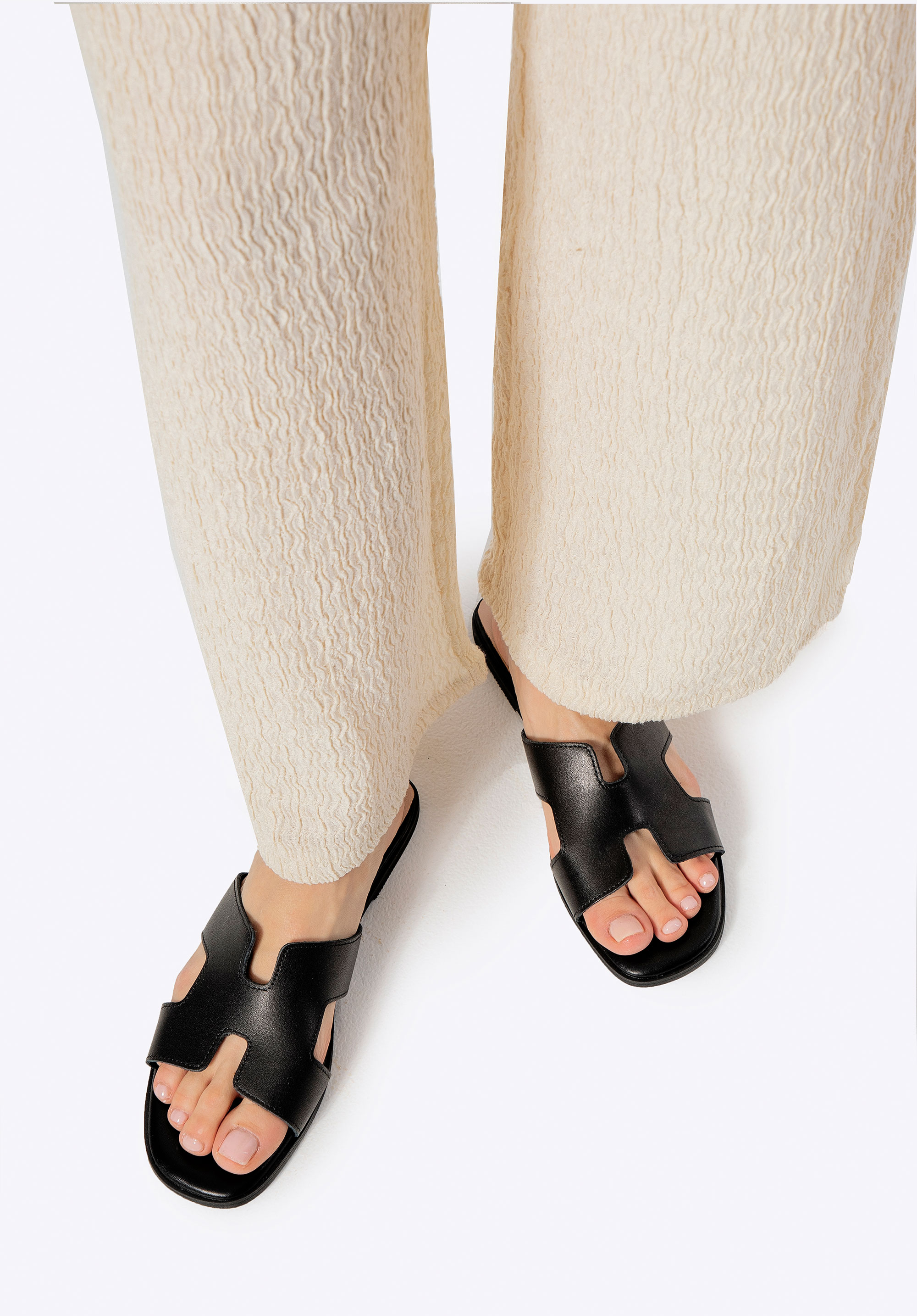 Bőr papucs H alakú kivágással fekete