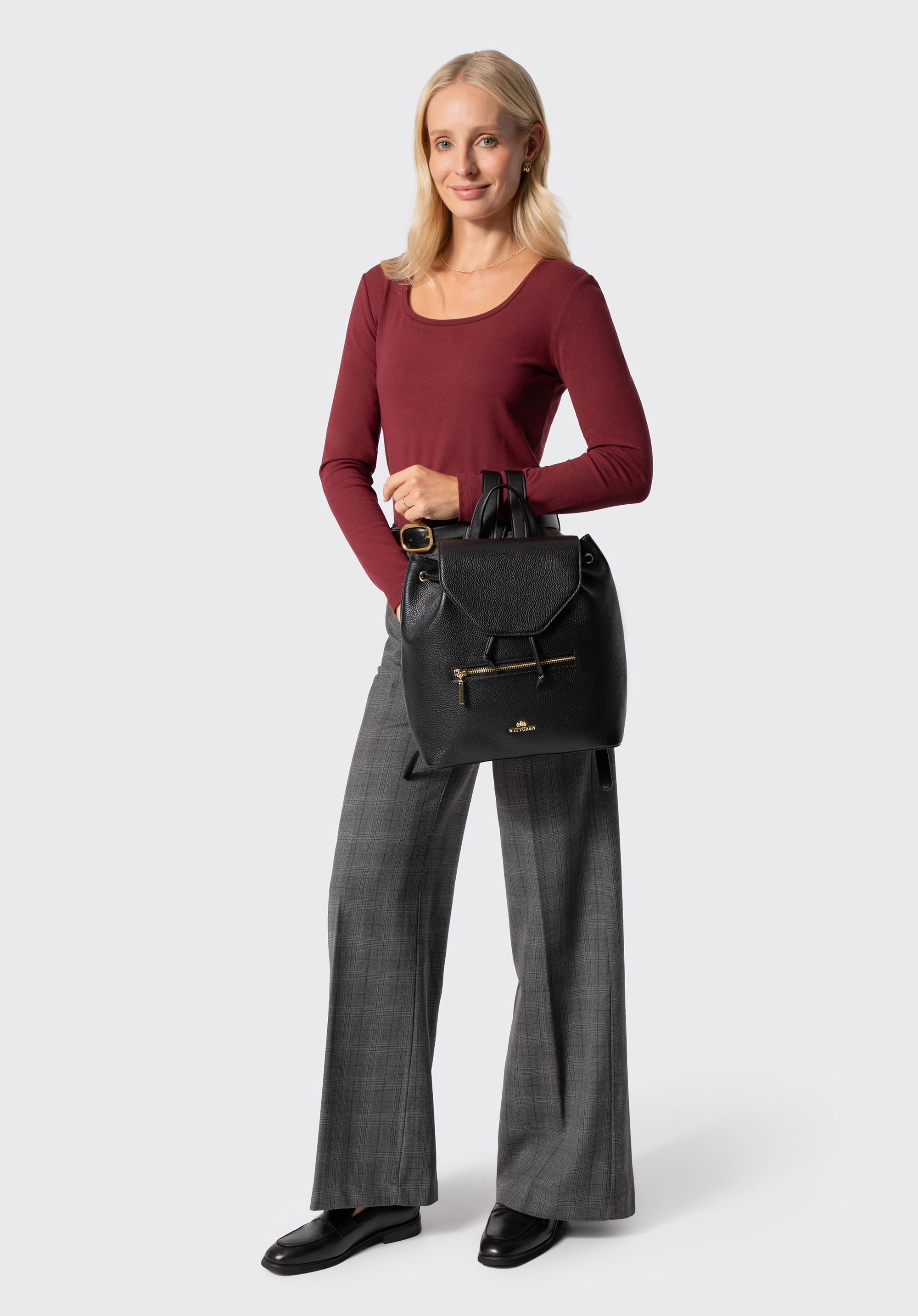 Női bőr hátizsák fedéllel és cipzáras zsebbel