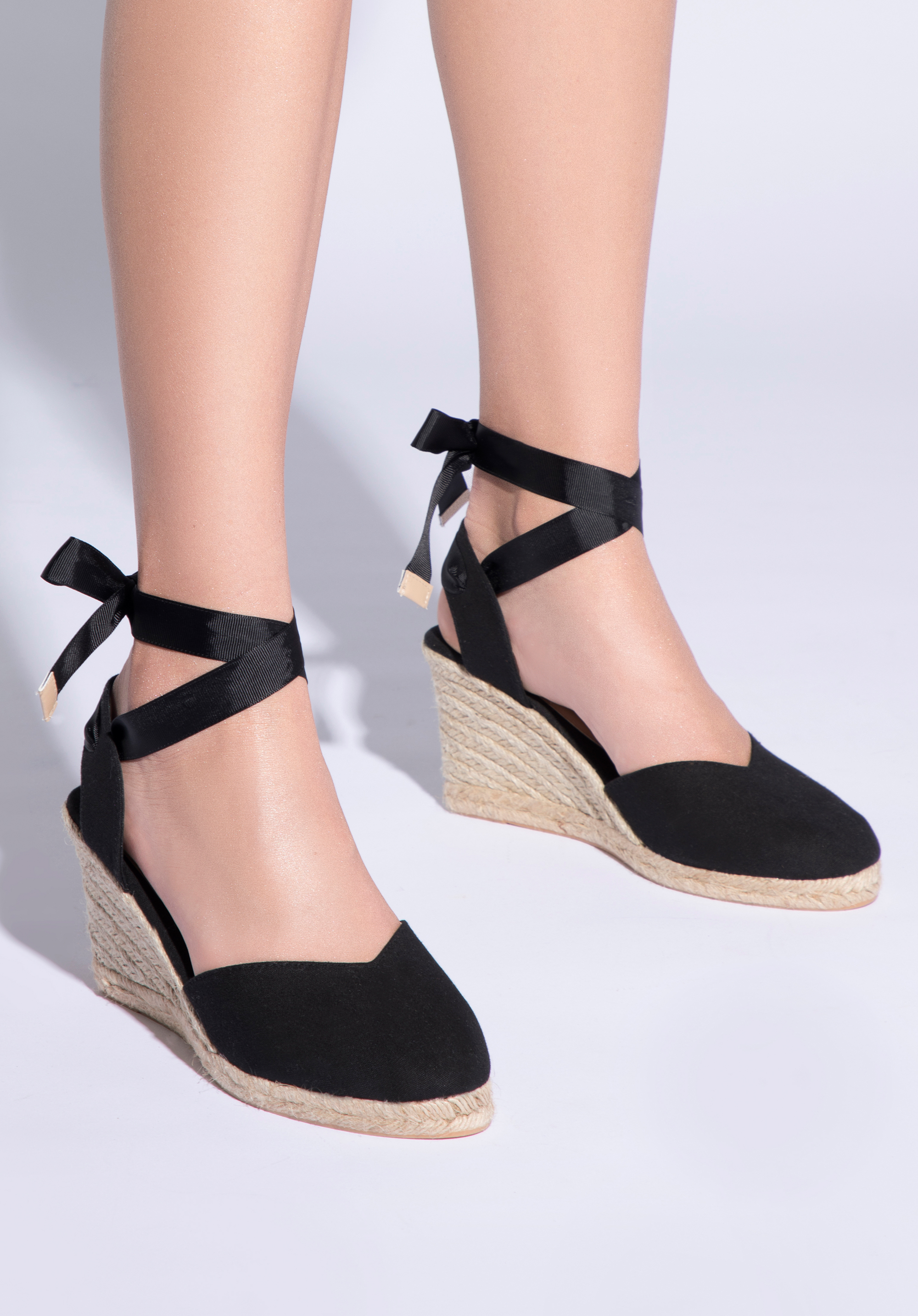 Női espadrilles kivágásokkal