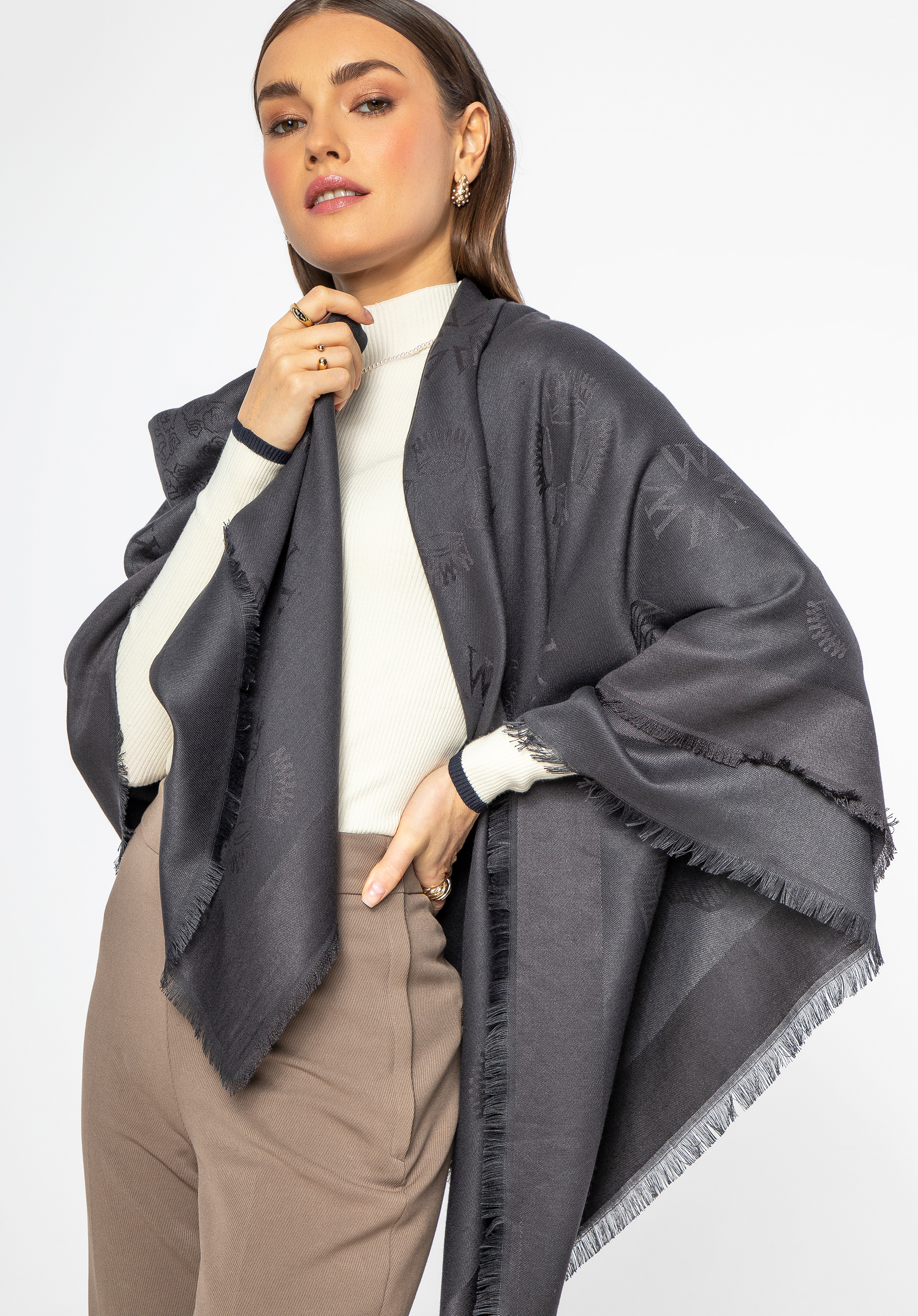 Női monogramos kendő, fekete-szürke, 97-7D-001-8, Fénykép 1