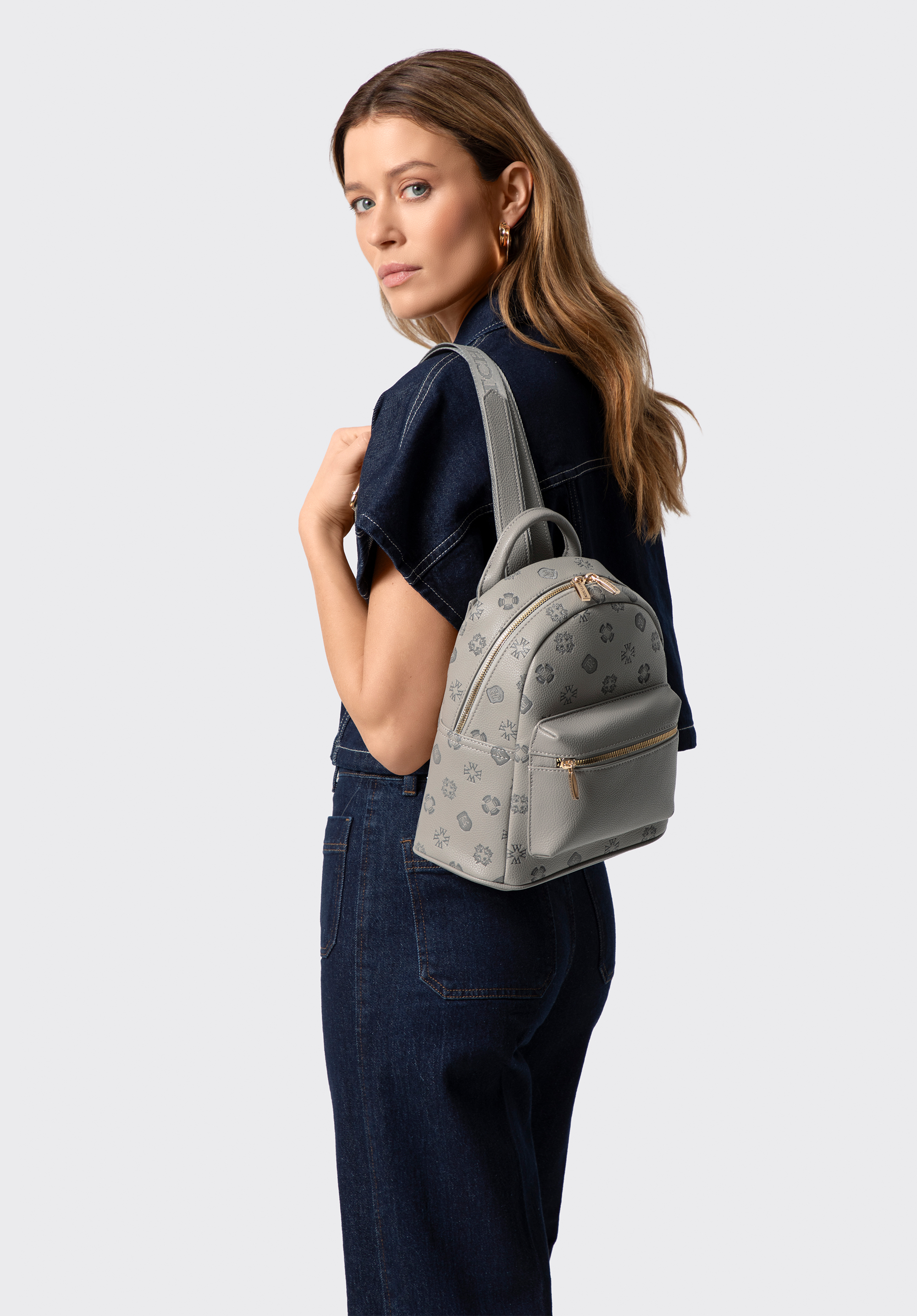 Damenrucksack aus Kunstleder mit Prägung, grau, 101-4Y-P09-8, Bild 1