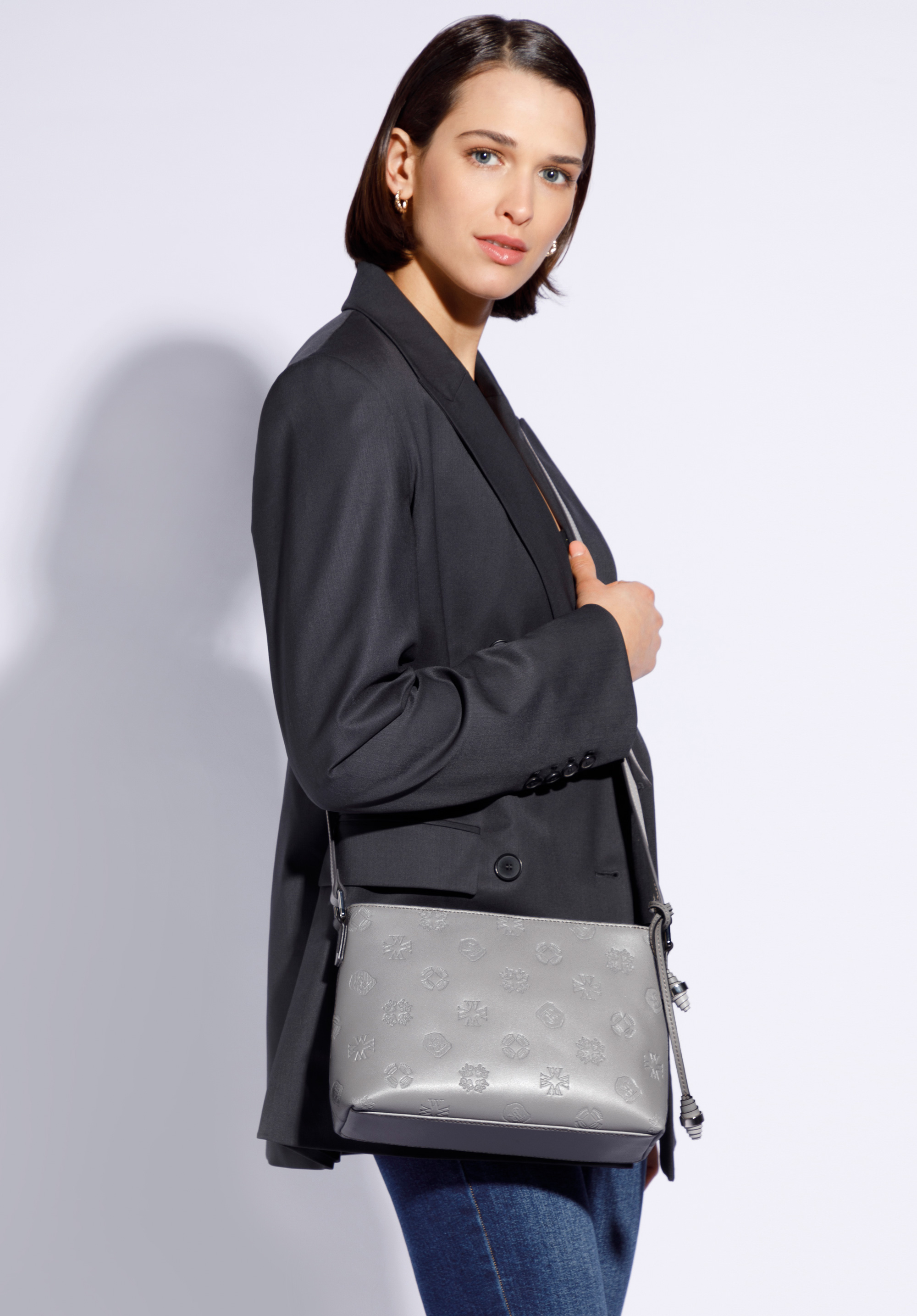 Umhängetasche aus Leder mit Monogramm und dekorativen Quasten, grau, 96-4E-643-8, Bild 1