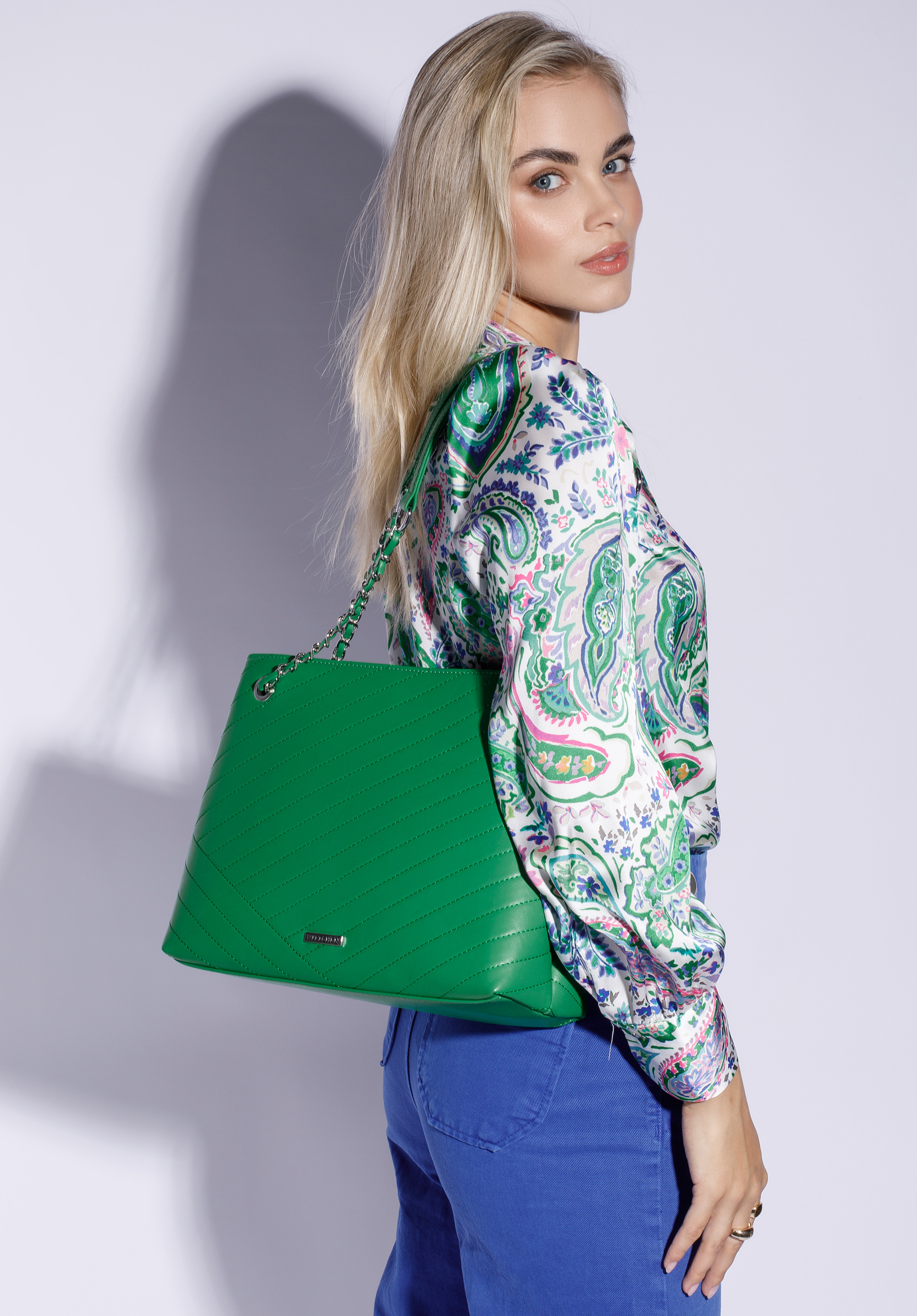 Beuteltasche mit Nähten und Kette